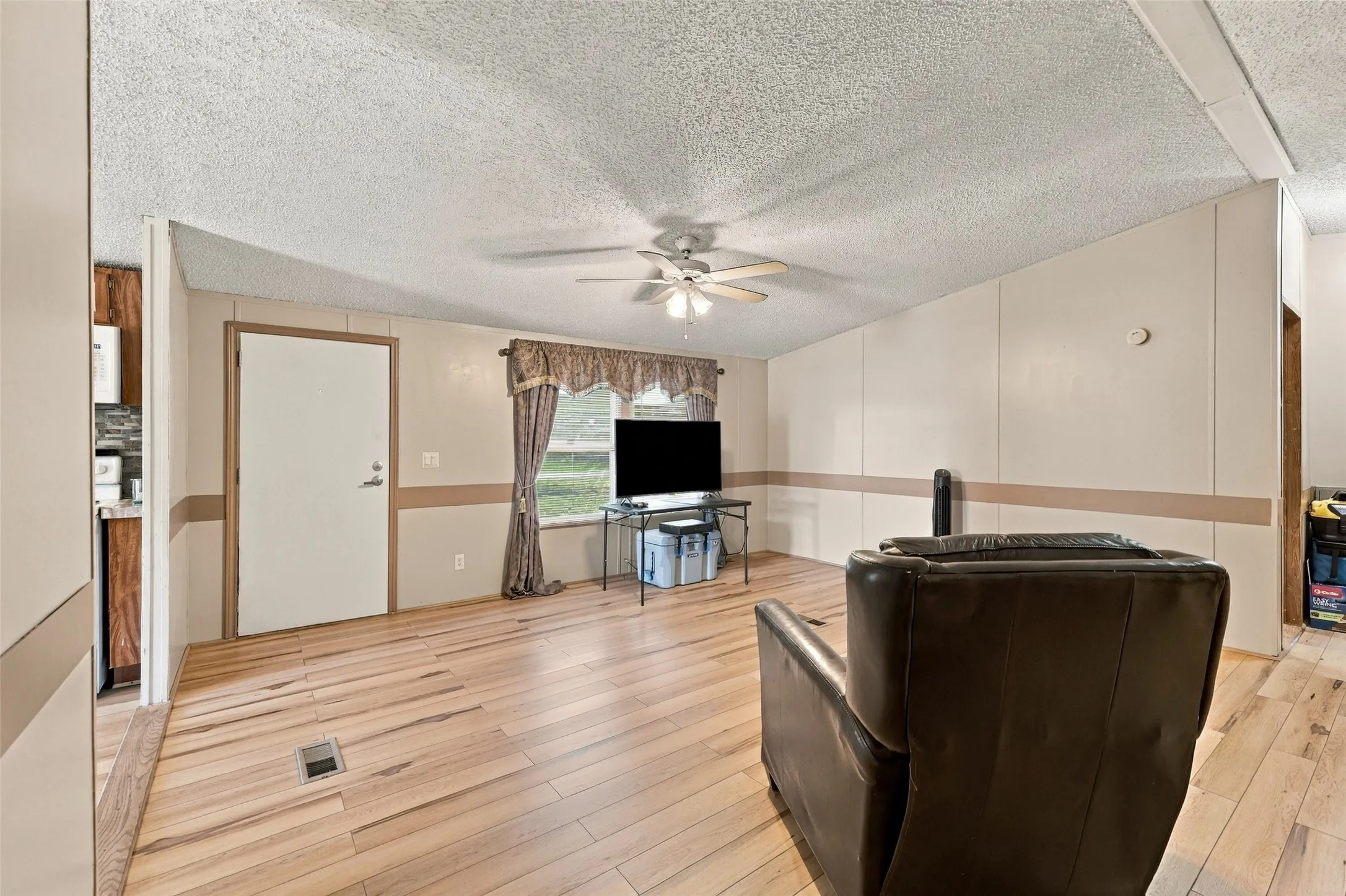 Manufactured Home For Sale in Grayson County , 3111 Preston Road, Denison, Texas 75020, 3 Bedroom, 2 Bathroom, Garage spaces, 2,120 Sqft, built in 2000, mls#21408593, Real Estate Agent in Denison, Homes For Sale in Grayson county, Homes For Sale in Denison, Realtor in Denison Texas, Real Estate Brokerage Independent Realty Texas, Luminita Cordes Realtor