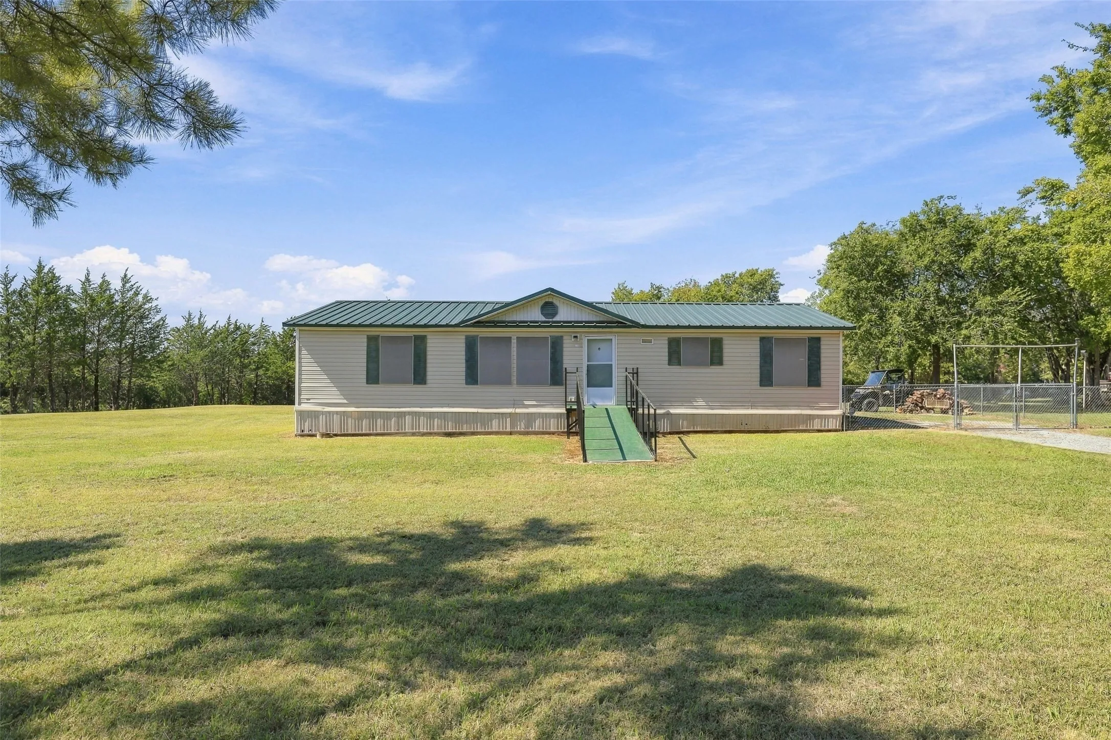 Manufactured Home For Sale in Grayson County , 3111 Preston Road, Denison, Texas 75020, 3 Bedroom, 2 Bathroom, Garage spaces, 2,120 Sqft, built in 2000, mls#21408593, Real Estate Agent in Denison, Homes For Sale in Grayson county, Homes For Sale in Denison, Realtor in Denison Texas, Real Estate Brokerage Independent Realty Texas, Luminita Cordes Realtor