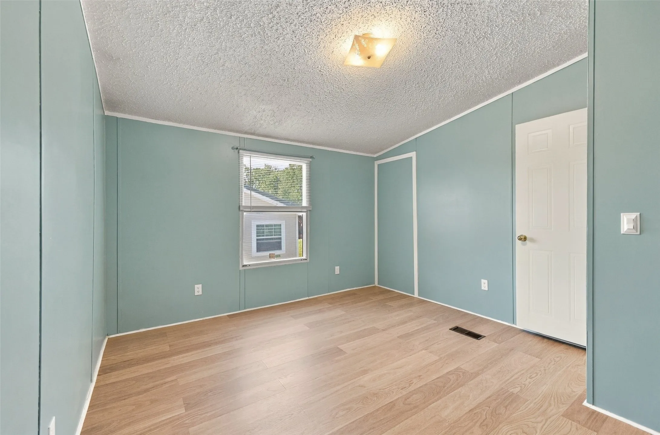 Manufactured Home For Sale in Grayson County , 3111 Preston Road, Denison, Texas 75020, 3 Bedroom, 2 Bathroom, Garage spaces, 2,120 Sqft, built in 2000, mls#21408593, Real Estate Agent in Denison, Homes For Sale in Grayson county, Homes For Sale in Denison, Realtor in Denison Texas, Real Estate Brokerage Independent Realty Texas, Luminita Cordes Realtor