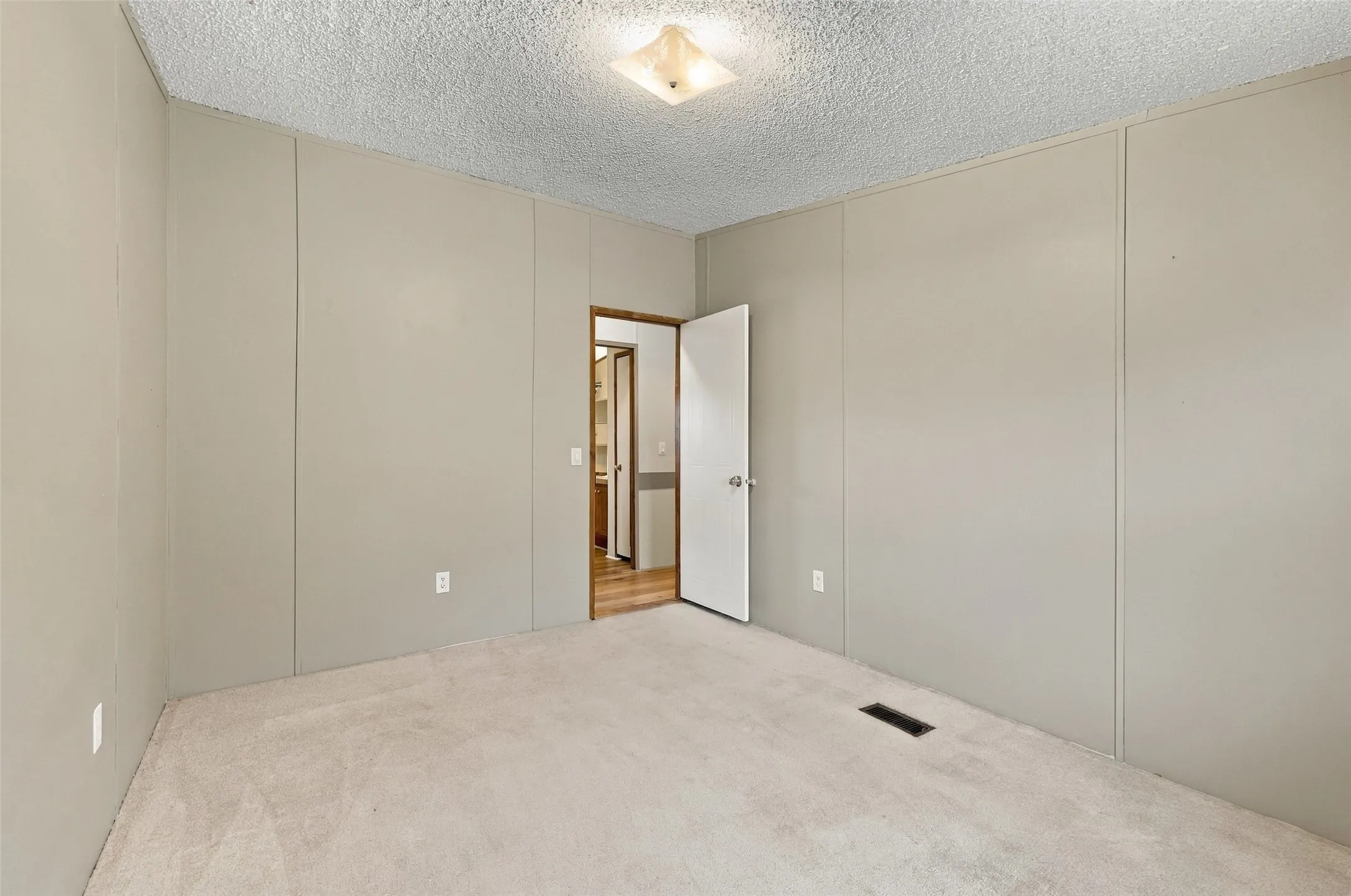 Manufactured Home For Sale in Grayson County , 3111 Preston Road, Denison, Texas 75020, 3 Bedroom, 2 Bathroom, Garage spaces, 2,120 Sqft, built in 2000, mls#21408593, Real Estate Agent in Denison, Homes For Sale in Grayson county, Homes For Sale in Denison, Realtor in Denison Texas, Real Estate Brokerage Independent Realty Texas, Luminita Cordes Realtor