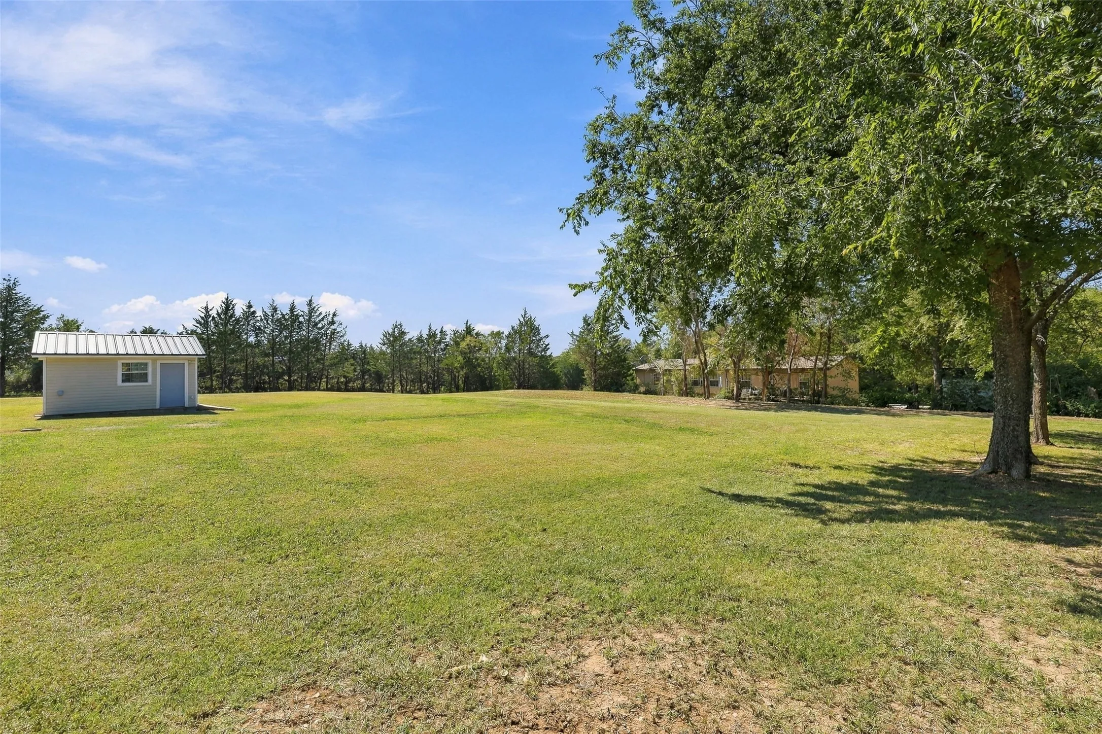 Manufactured Home For Sale in Grayson County , 3111 Preston Road, Denison, Texas 75020, 3 Bedroom, 2 Bathroom, Garage spaces, 2,120 Sqft, built in 2000, mls#21408593, Real Estate Agent in Denison, Homes For Sale in Grayson county, Homes For Sale in Denison, Realtor in Denison Texas, Real Estate Brokerage Independent Realty Texas, Luminita Cordes Realtor