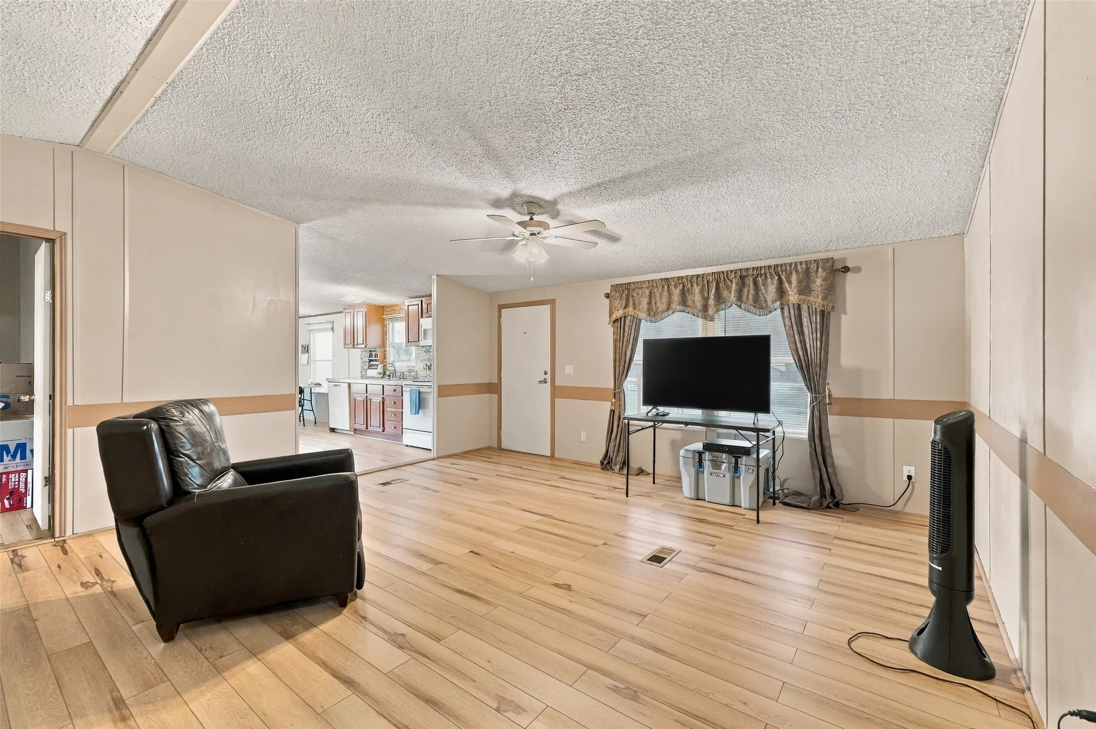 Manufactured Home For Sale in Grayson County , 3111 Preston Road, Denison, Texas 75020, 3 Bedroom, 2 Bathroom, Garage spaces, 2,120 Sqft, built in 2000, mls#21408593, Real Estate Agent in Denison, Homes For Sale in Grayson county, Homes For Sale in Denison, Realtor in Denison Texas, Real Estate Brokerage Independent Realty Texas, Luminita Cordes Realtor