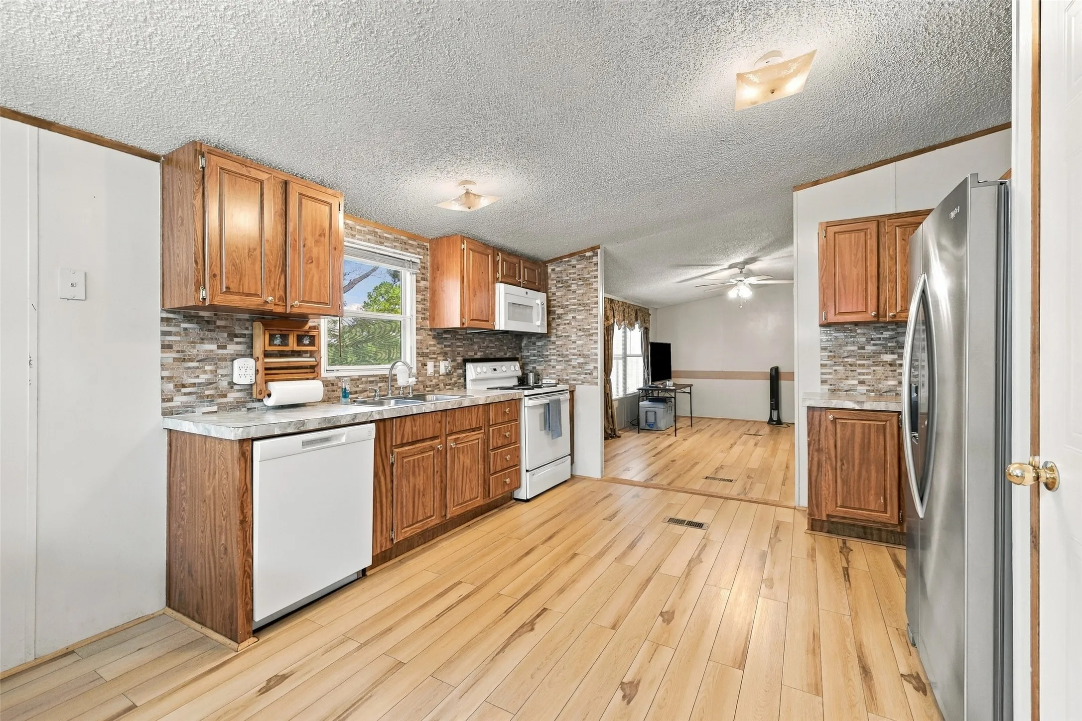 Manufactured Home For Sale in Grayson County , 3111 Preston Road, Denison, Texas 75020, 3 Bedroom, 2 Bathroom, Garage spaces, 2,120 Sqft, built in 2000, mls#21408593, Real Estate Agent in Denison, Homes For Sale in Grayson county, Homes For Sale in Denison, Realtor in Denison Texas, Real Estate Brokerage Independent Realty Texas, Luminita Cordes Realtor