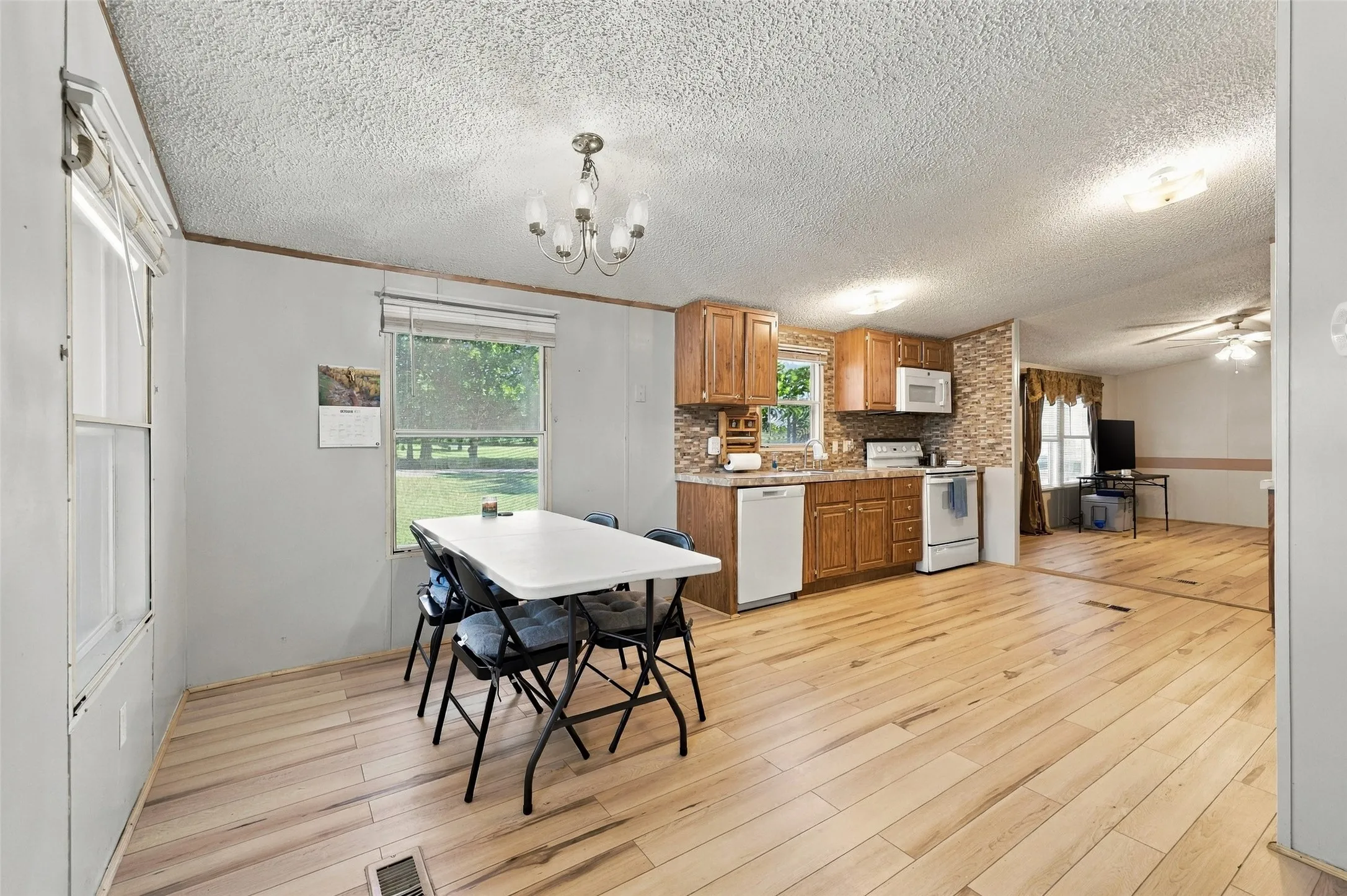 Manufactured Home For Sale in Grayson County , 3111 Preston Road, Denison, Texas 75020, 3 Bedroom, 2 Bathroom, Garage spaces, 2,120 Sqft, built in 2000, mls#21408593, Real Estate Agent in Denison, Homes For Sale in Grayson county, Homes For Sale in Denison, Realtor in Denison Texas, Real Estate Brokerage Independent Realty Texas, Luminita Cordes Realtor