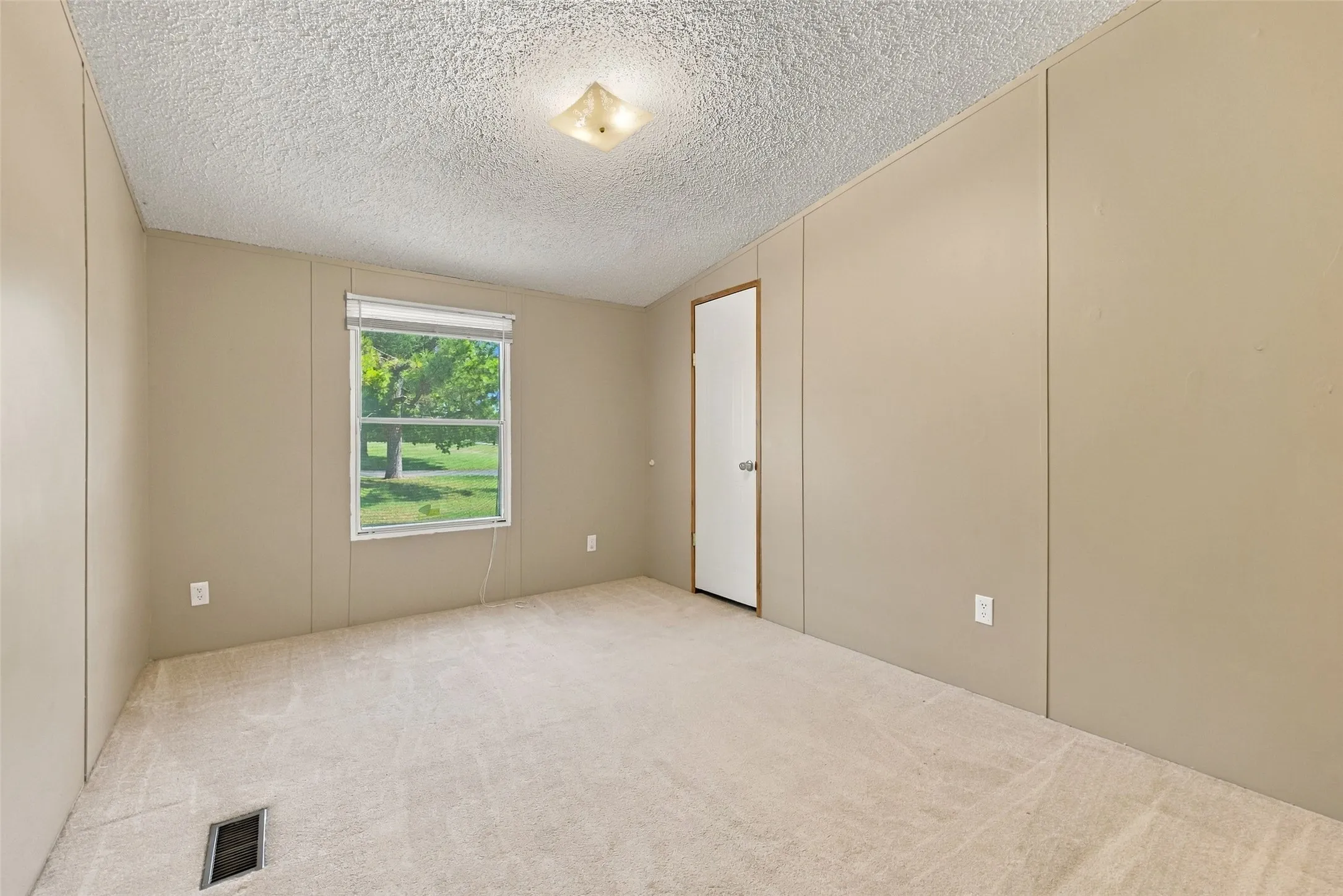 Manufactured Home For Sale in Grayson County , 3111 Preston Road, Denison, Texas 75020, 3 Bedroom, 2 Bathroom, Garage spaces, 2,120 Sqft, built in 2000, mls#21408593, Real Estate Agent in Denison, Homes For Sale in Grayson county, Homes For Sale in Denison, Realtor in Denison Texas, Real Estate Brokerage Independent Realty Texas, Luminita Cordes Realtor