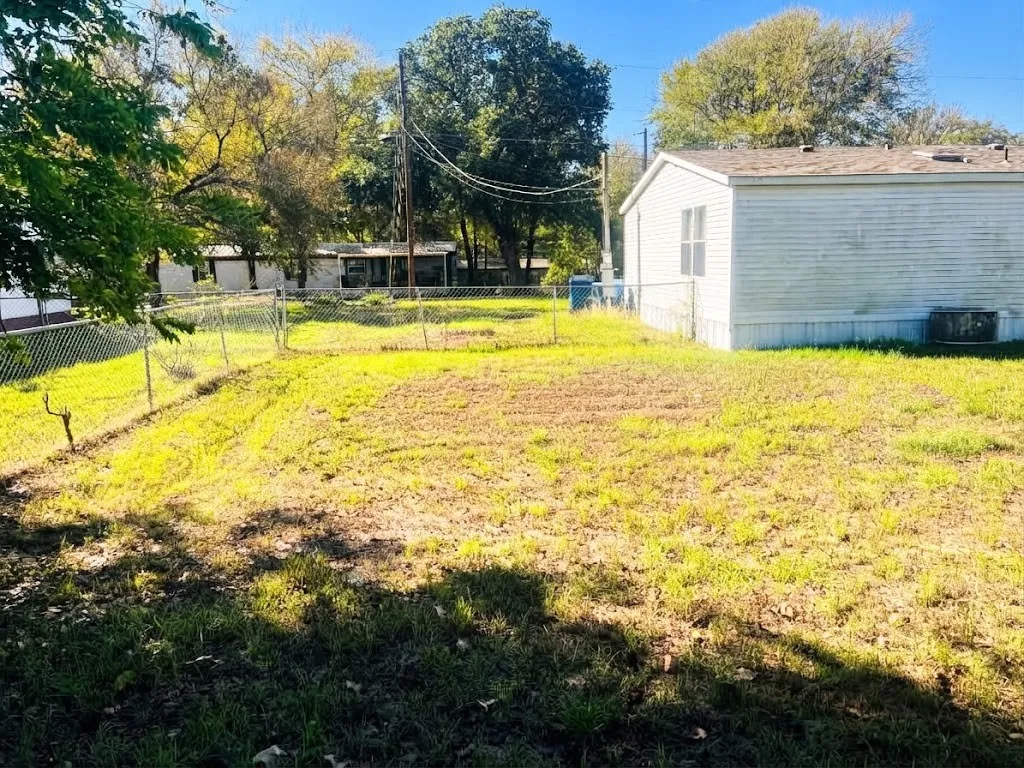 Mobile Home For Sale in Henderson County , 210 E Shadowwood, Gun Barrel City, Texas 75156, 3 Bedroom, 2 Bathroom, Garage spaces, 1,120 Sqft, built in 2002, mls#21408617, Real Estate Agent in Gun Barrel City, Homes For Sale in Henderson county, Homes For Sale in Gun Barrel City, Realtor in Gun Barrel City Texas, Real Estate Brokerage Independent Realty Texas, Luminita Cordes Realtor