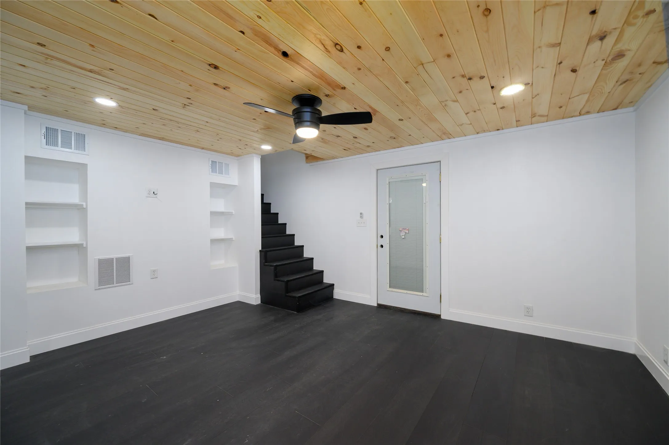 Single Family Residence For Rent in Grayson County , 491 Black Forest Drive, Pottsboro, Texas 75076, 3 Bedroom, 3 Bathroom, Garage spaces, 1,720 Sqft, built in 1972, mls#21408528, Real Estate Agent in Pottsboro, Homes For Rent in Grayson county, Homes For Rent in Pottsboro, Realtor in Pottsboro Texas, Real Estate Brokerage Independent Realty Texas, Luminita Cordes Realtor