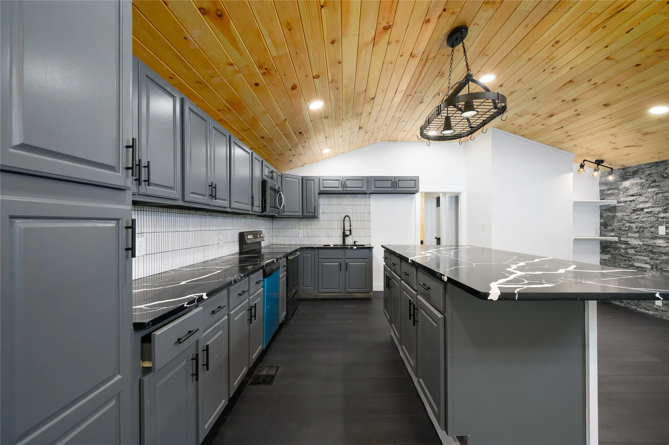 Single Family Residence For Rent in Grayson County , 491 Black Forest Drive, Pottsboro, Texas 75076, 3 Bedroom, 3 Bathroom, Garage spaces, 1,720 Sqft, built in 1972, mls#21408528, Real Estate Agent in Pottsboro, Homes For Rent in Grayson county, Homes For Rent in Pottsboro, Realtor in Pottsboro Texas, Real Estate Brokerage Independent Realty Texas, Luminita Cordes Realtor