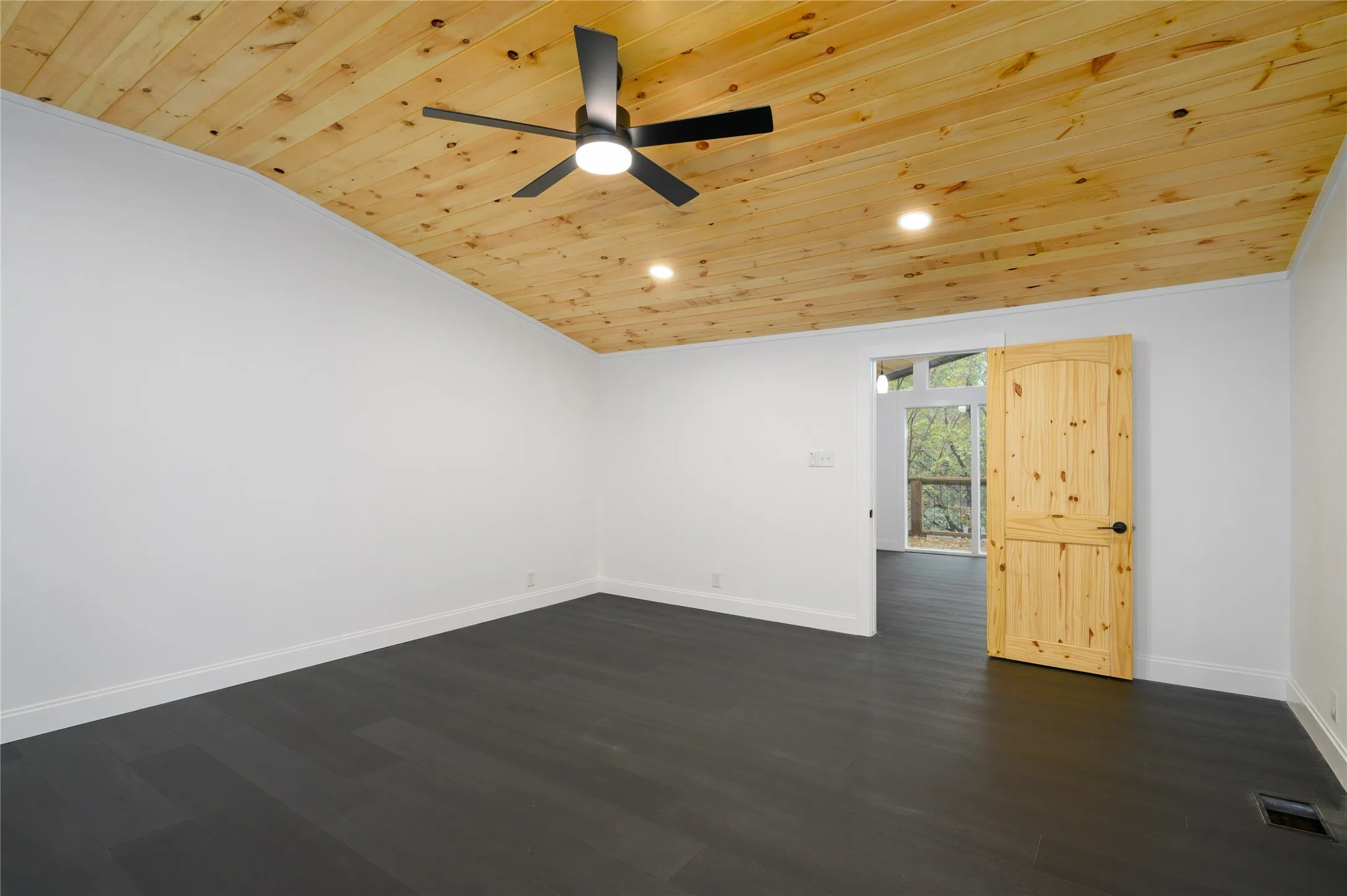 Single Family Residence For Rent in Grayson County , 491 Black Forest Drive, Pottsboro, Texas 75076, 3 Bedroom, 3 Bathroom, Garage spaces, 1,720 Sqft, built in 1972, mls#21408528, Real Estate Agent in Pottsboro, Homes For Rent in Grayson county, Homes For Rent in Pottsboro, Realtor in Pottsboro Texas, Real Estate Brokerage Independent Realty Texas, Luminita Cordes Realtor