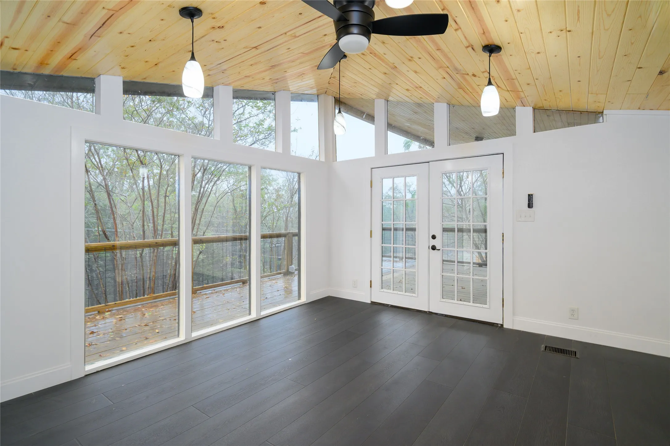 Single Family Residence For Rent in Grayson County , 491 Black Forest Drive, Pottsboro, Texas 75076, 3 Bedroom, 3 Bathroom, Garage spaces, 1,720 Sqft, built in 1972, mls#21408528, Real Estate Agent in Pottsboro, Homes For Rent in Grayson county, Homes For Rent in Pottsboro, Realtor in Pottsboro Texas, Real Estate Brokerage Independent Realty Texas, Luminita Cordes Realtor