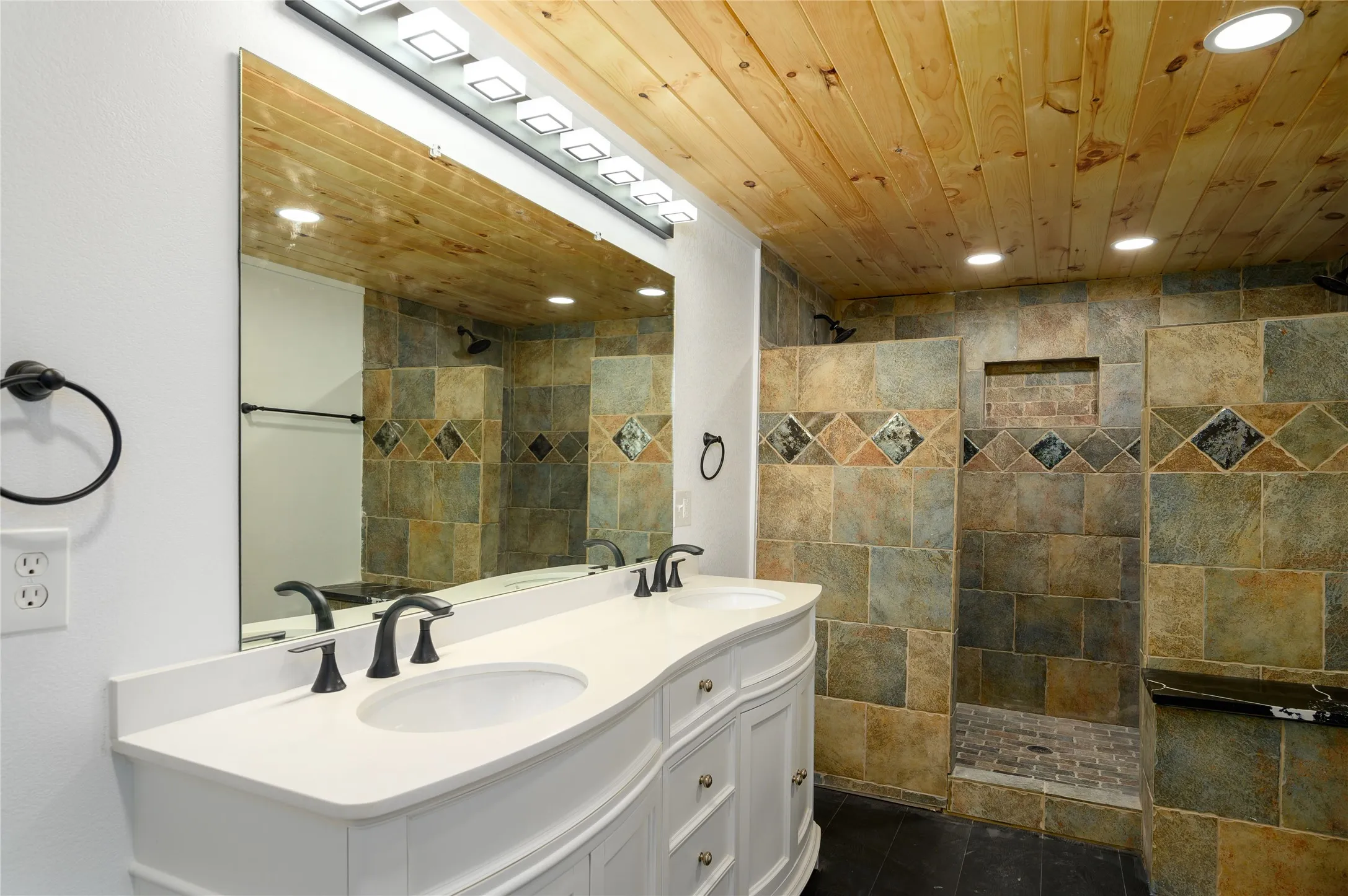 Single Family Residence For Rent in Grayson County , 491 Black Forest Drive, Pottsboro, Texas 75076, 3 Bedroom, 3 Bathroom, Garage spaces, 1,720 Sqft, built in 1972, mls#21408528, Real Estate Agent in Pottsboro, Homes For Rent in Grayson county, Homes For Rent in Pottsboro, Realtor in Pottsboro Texas, Real Estate Brokerage Independent Realty Texas, Luminita Cordes Realtor
