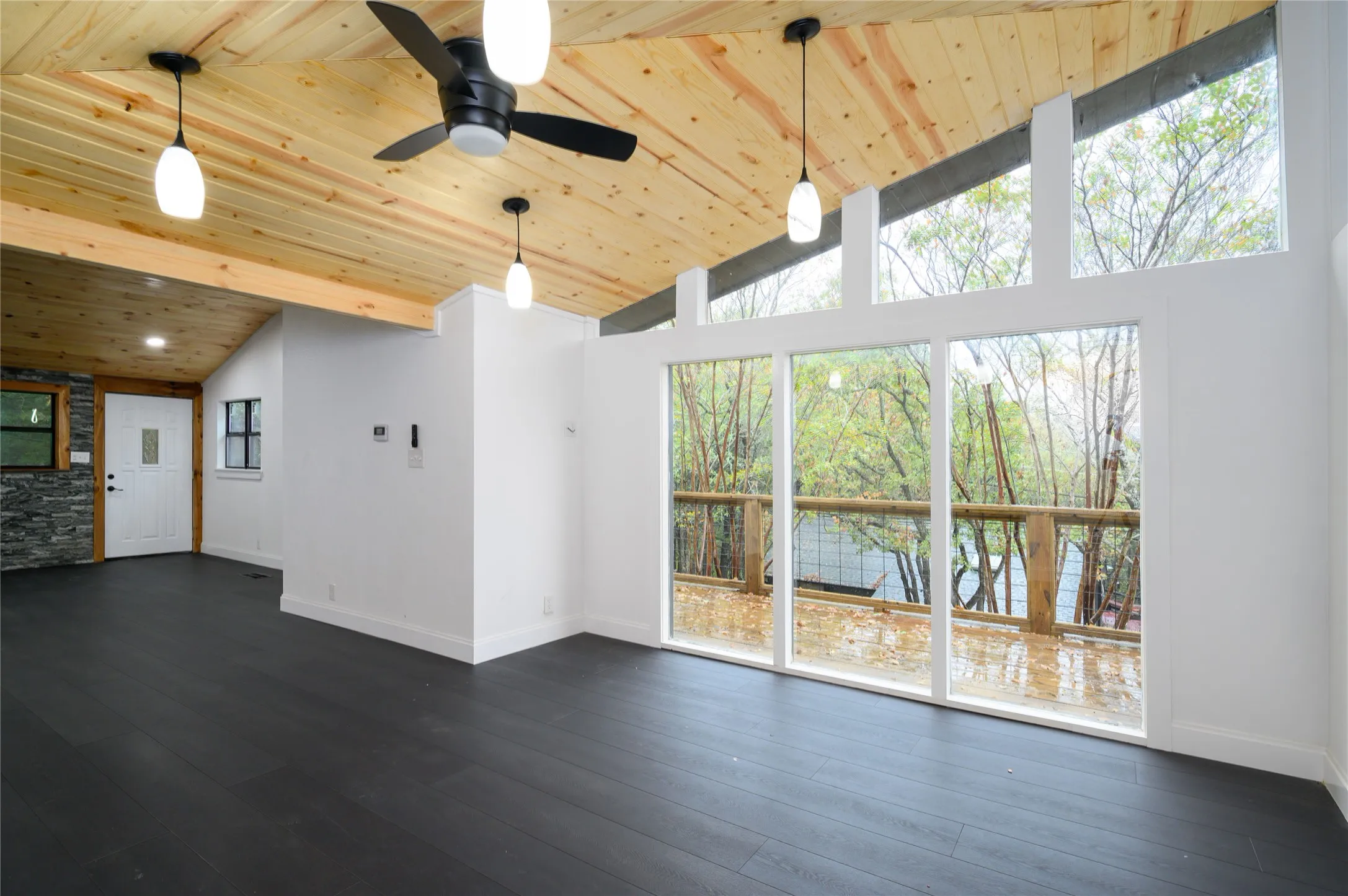 Single Family Residence For Rent in Grayson County , 491 Black Forest Drive, Pottsboro, Texas 75076, 3 Bedroom, 3 Bathroom, Garage spaces, 1,720 Sqft, built in 1972, mls#21408528, Real Estate Agent in Pottsboro, Homes For Rent in Grayson county, Homes For Rent in Pottsboro, Realtor in Pottsboro Texas, Real Estate Brokerage Independent Realty Texas, Luminita Cordes Realtor
