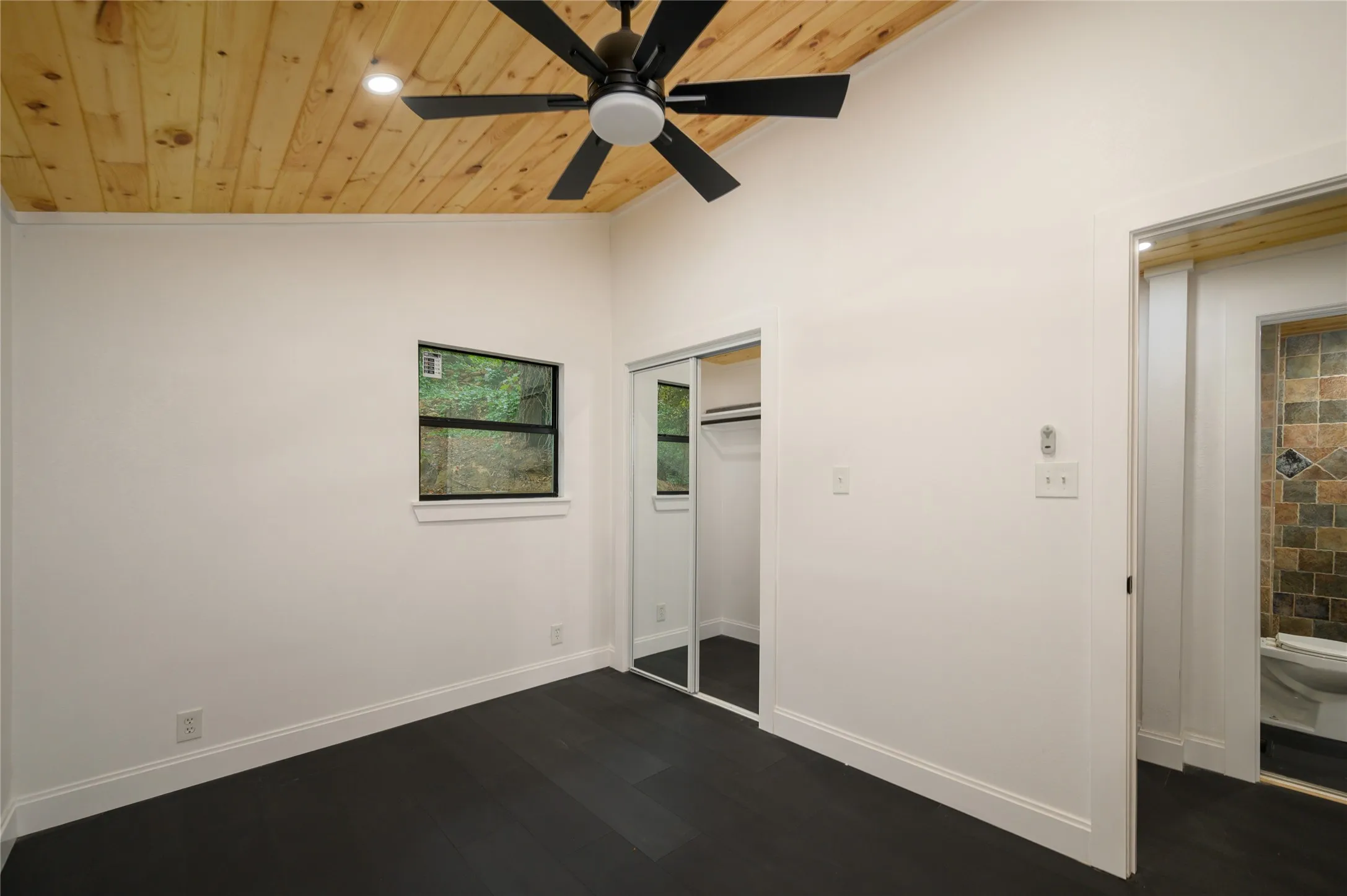 Single Family Residence For Rent in Grayson County , 491 Black Forest Drive, Pottsboro, Texas 75076, 3 Bedroom, 3 Bathroom, Garage spaces, 1,720 Sqft, built in 1972, mls#21408528, Real Estate Agent in Pottsboro, Homes For Rent in Grayson county, Homes For Rent in Pottsboro, Realtor in Pottsboro Texas, Real Estate Brokerage Independent Realty Texas, Luminita Cordes Realtor
