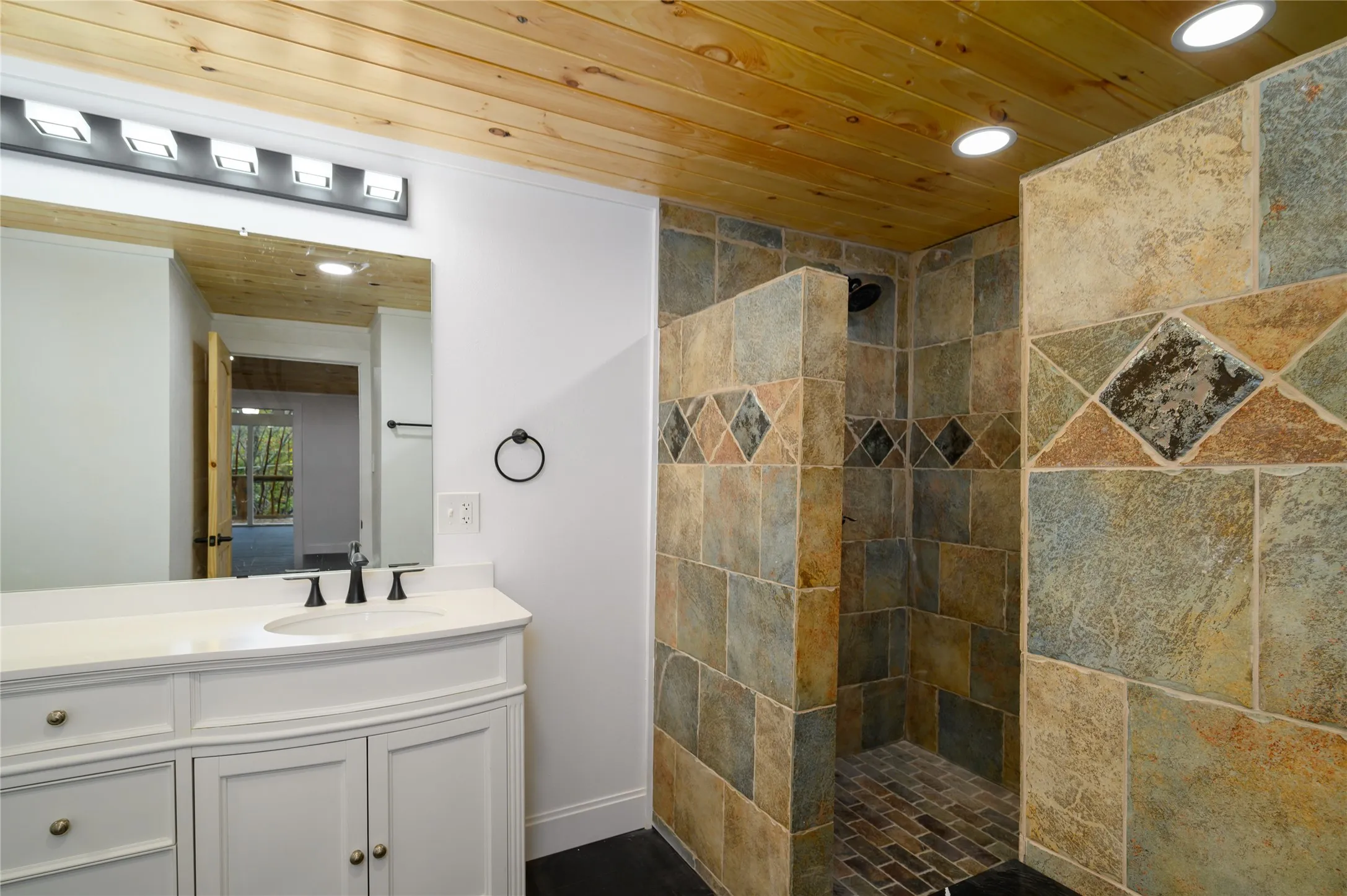 Single Family Residence For Rent in Grayson County , 491 Black Forest Drive, Pottsboro, Texas 75076, 3 Bedroom, 3 Bathroom, Garage spaces, 1,720 Sqft, built in 1972, mls#21408528, Real Estate Agent in Pottsboro, Homes For Rent in Grayson county, Homes For Rent in Pottsboro, Realtor in Pottsboro Texas, Real Estate Brokerage Independent Realty Texas, Luminita Cordes Realtor