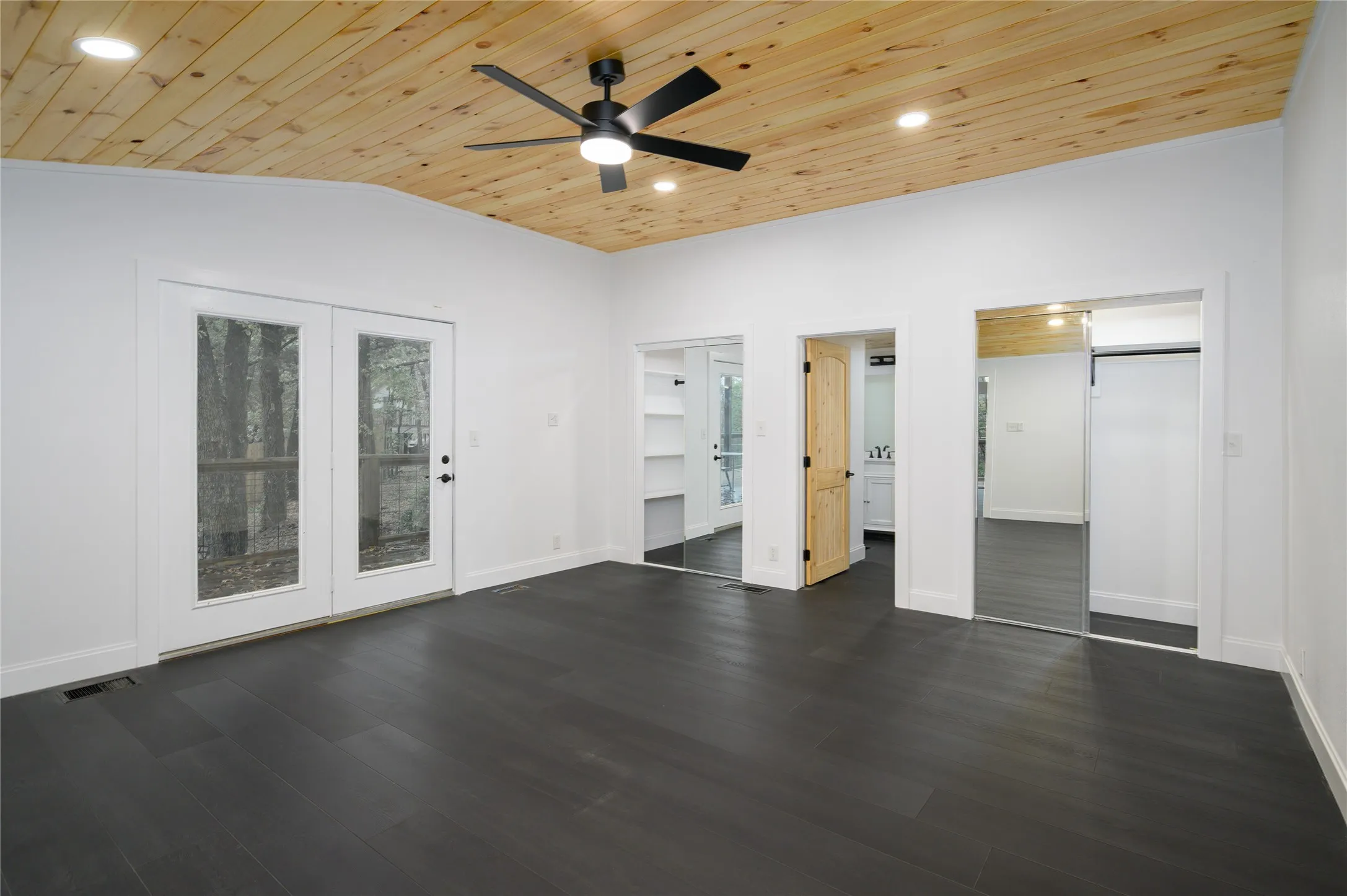 Single Family Residence For Rent in Grayson County , 491 Black Forest Drive, Pottsboro, Texas 75076, 3 Bedroom, 3 Bathroom, Garage spaces, 1,720 Sqft, built in 1972, mls#21408528, Real Estate Agent in Pottsboro, Homes For Rent in Grayson county, Homes For Rent in Pottsboro, Realtor in Pottsboro Texas, Real Estate Brokerage Independent Realty Texas, Luminita Cordes Realtor