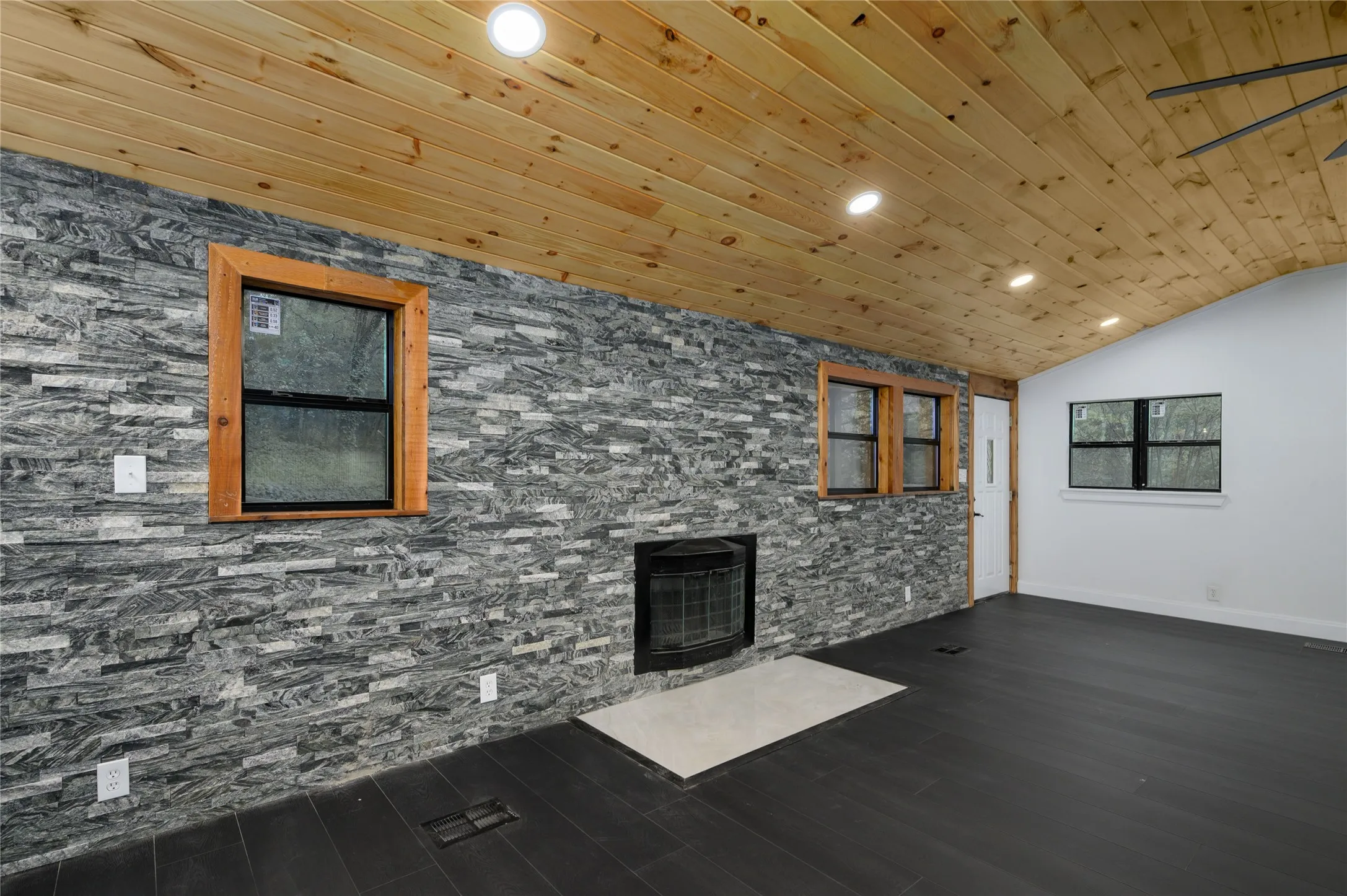 Single Family Residence For Rent in Grayson County , 491 Black Forest Drive, Pottsboro, Texas 75076, 3 Bedroom, 3 Bathroom, Garage spaces, 1,720 Sqft, built in 1972, mls#21408528, Real Estate Agent in Pottsboro, Homes For Rent in Grayson county, Homes For Rent in Pottsboro, Realtor in Pottsboro Texas, Real Estate Brokerage Independent Realty Texas, Luminita Cordes Realtor