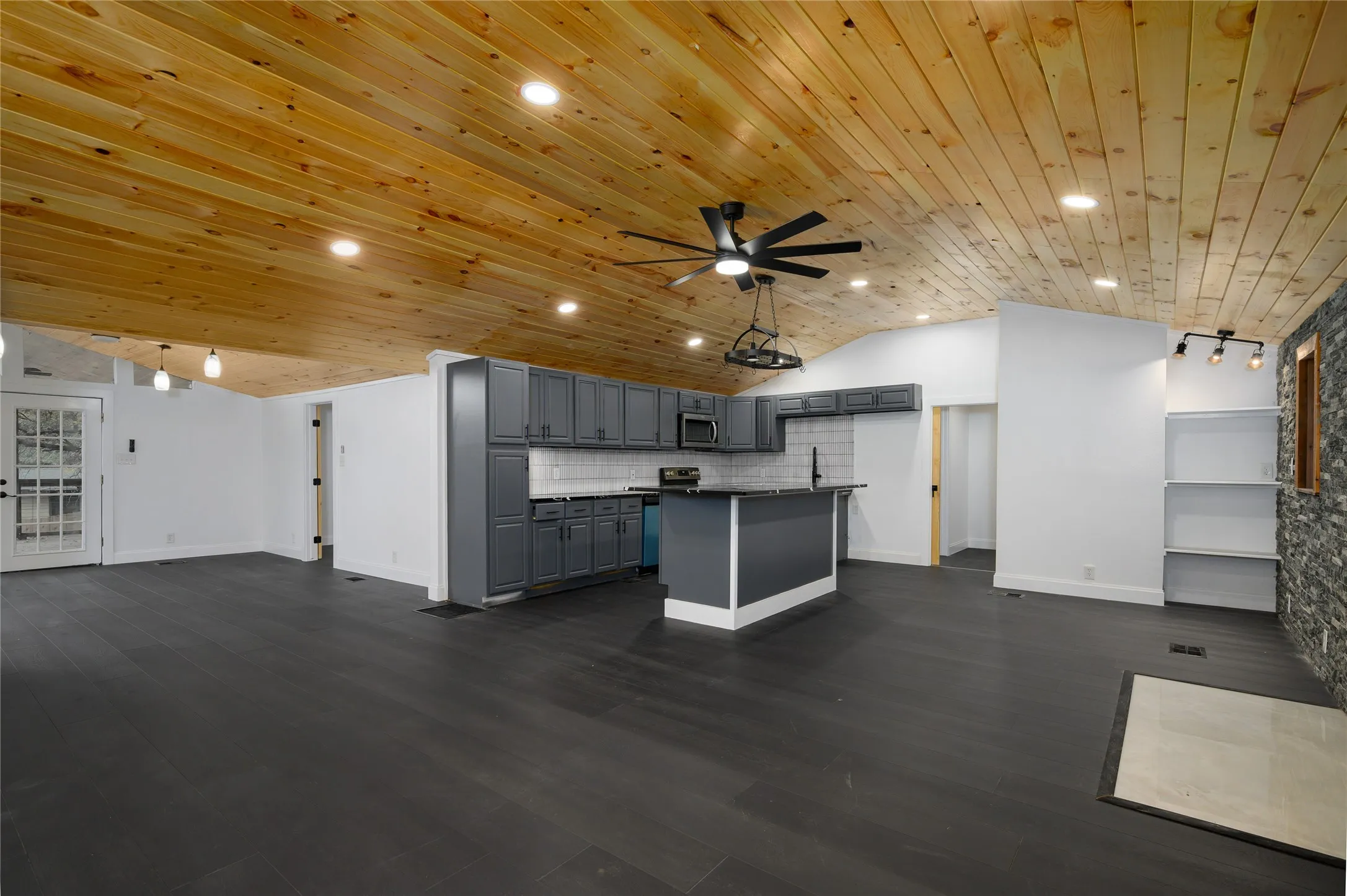 Single Family Residence For Rent in Grayson County , 491 Black Forest Drive, Pottsboro, Texas 75076, 3 Bedroom, 3 Bathroom, Garage spaces, 1,720 Sqft, built in 1972, mls#21408528, Real Estate Agent in Pottsboro, Homes For Rent in Grayson county, Homes For Rent in Pottsboro, Realtor in Pottsboro Texas, Real Estate Brokerage Independent Realty Texas, Luminita Cordes Realtor