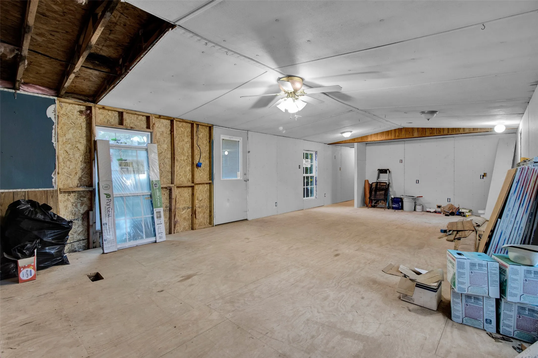 Mobile Home For Sale in Upshur County , 6836 Myrtlewood Trail, Gilmer, Texas 75645, 3 Bedroom, 2 Bathroom, Garage spaces, 1,216 Sqft, built in 1985, mls#21408634, Real Estate Agent in Gilmer, Homes For Sale in Upshur county, Homes For Sale in Gilmer, Realtor in Gilmer Texas, Real Estate Brokerage Independent Realty Texas, Luminita Cordes Realtor