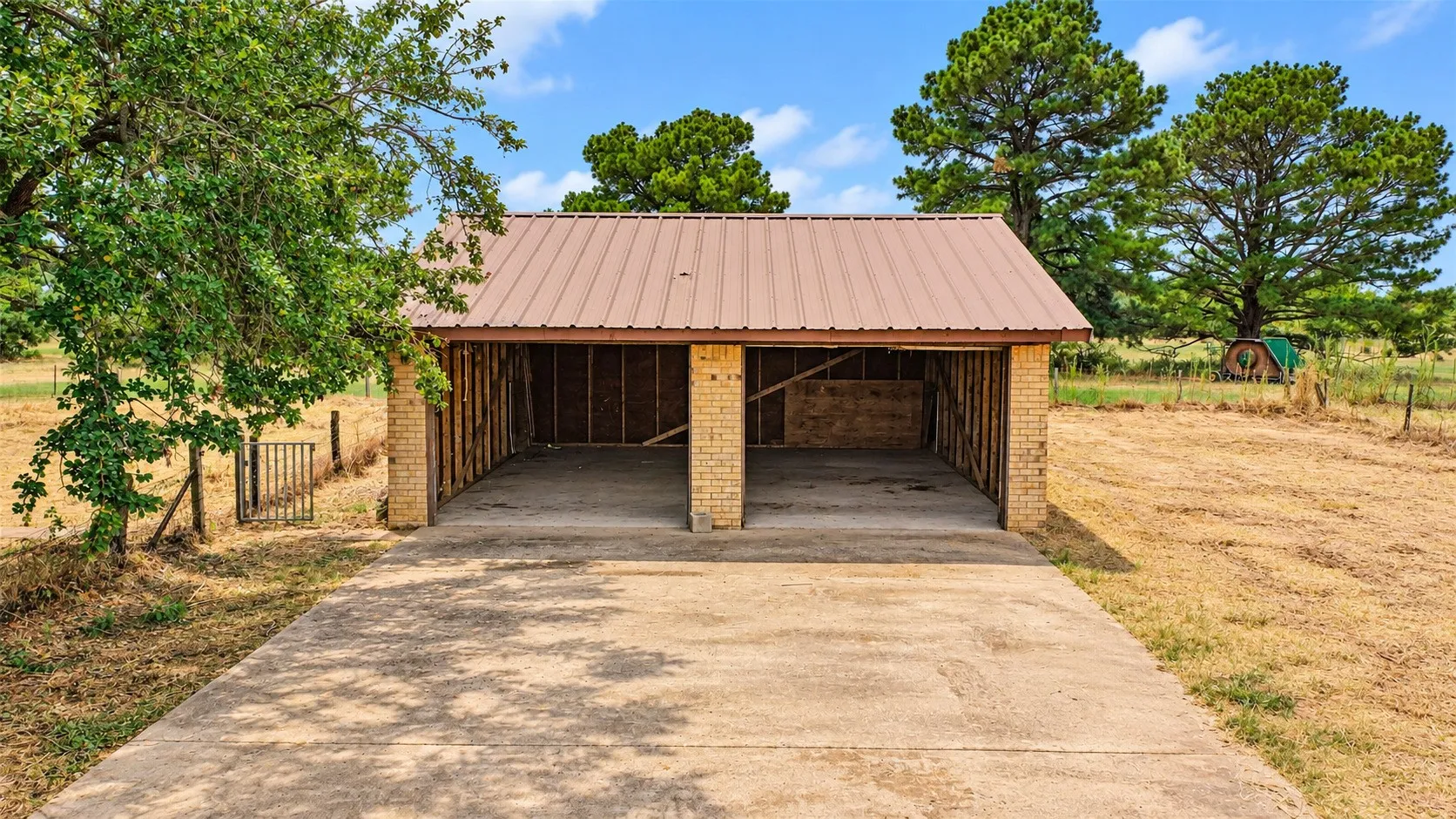 Farm For Sale in Fannin County , 6520 Fm 274, Ravenna, Texas 75476, 4 Bedroom, 2 Bathroom, 4 Garage spaces, 2,480 Sqft, built in 1972, mls#21405818, Real Estate Agent in Ravenna, Homes For Sale in Fannin county, Homes For Sale in Ravenna, Realtor in Ravenna Texas, Real Estate Brokerage Independent Realty Texas, Luminita Cordes Realtor
