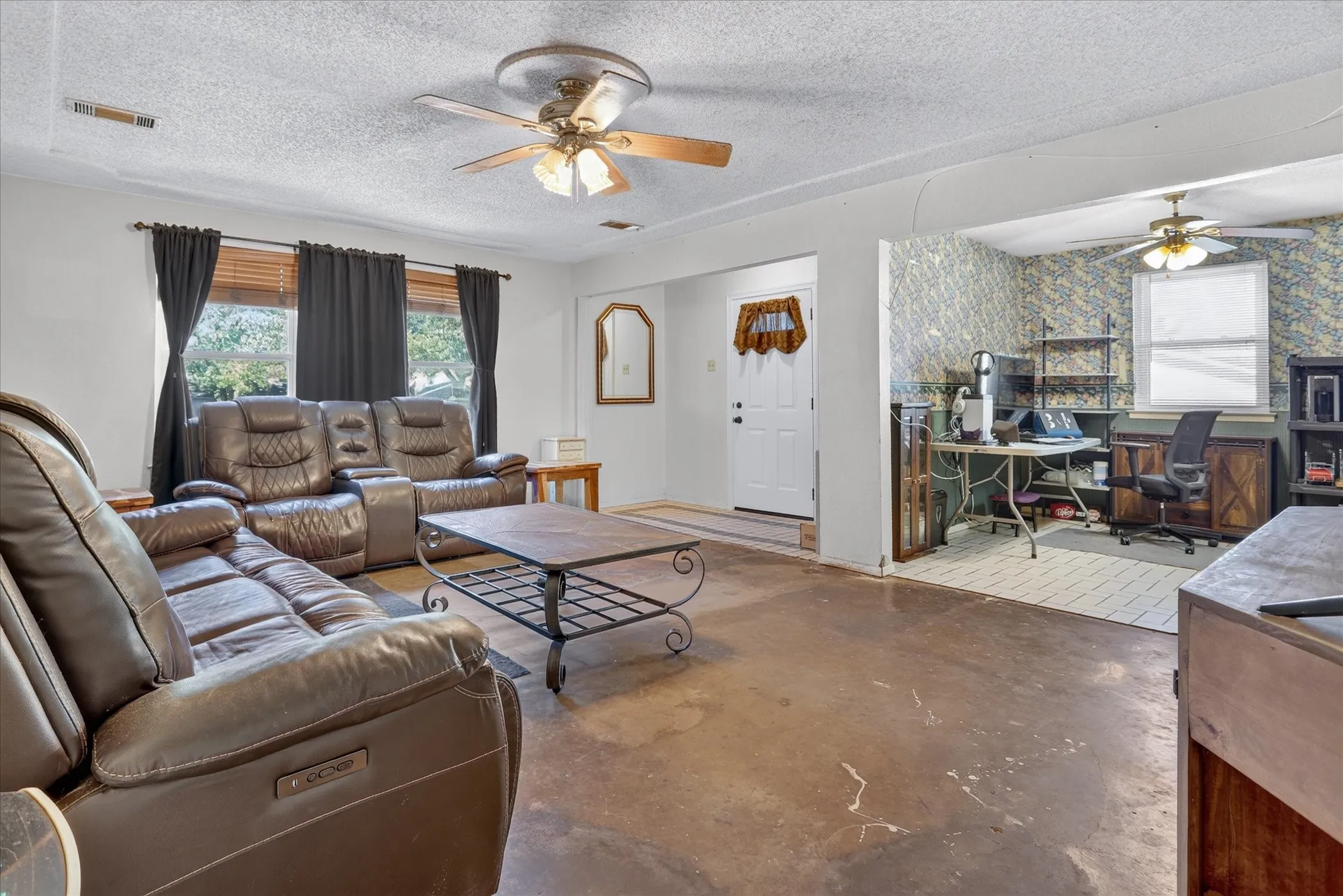 Single Family Residence For Sale in Parker County , 416 Cedarwood Street, Azle, Texas 76020, 3 Bedroom, 2 Bathroom, 2 Garage spaces, 1,947 Sqft, built in 1986, mls#21408628, Real Estate Agent in Azle, Homes For Sale in Parker county, Homes For Sale in Azle, Realtor in Azle Texas, Real Estate Brokerage Independent Realty Texas, Luminita Cordes Realtor