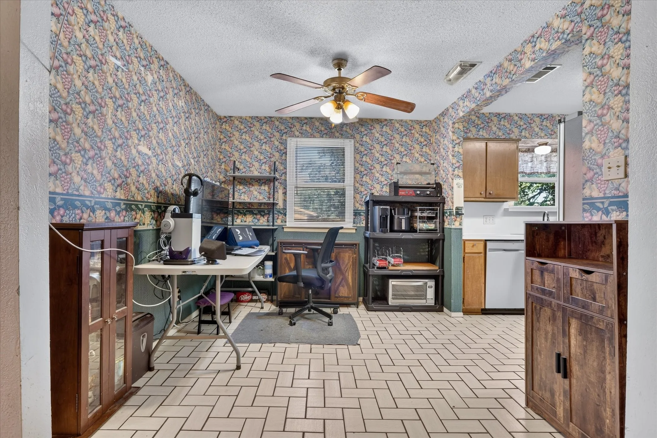 Single Family Residence For Sale in Parker County , 416 Cedarwood Street, Azle, Texas 76020, 3 Bedroom, 2 Bathroom, 2 Garage spaces, 1,947 Sqft, built in 1986, mls#21408628, Real Estate Agent in Azle, Homes For Sale in Parker county, Homes For Sale in Azle, Realtor in Azle Texas, Real Estate Brokerage Independent Realty Texas, Luminita Cordes Realtor