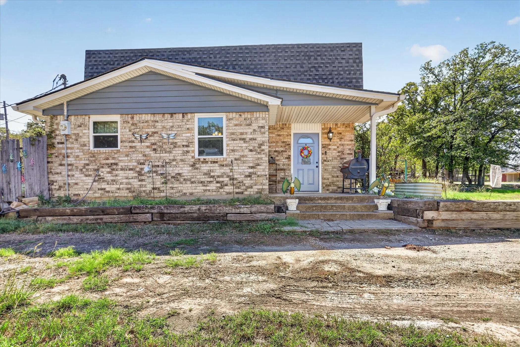 Single Family Residence For Sale in Parker County , 416 Cedarwood Street, Azle, Texas 76020, 3 Bedroom, 2 Bathroom, 2 Garage spaces, 1,947 Sqft, built in 1986, mls#21408628, Real Estate Agent in Azle, Homes For Sale in Parker county, Homes For Sale in Azle, Realtor in Azle Texas, Real Estate Brokerage Independent Realty Texas, Luminita Cordes Realtor