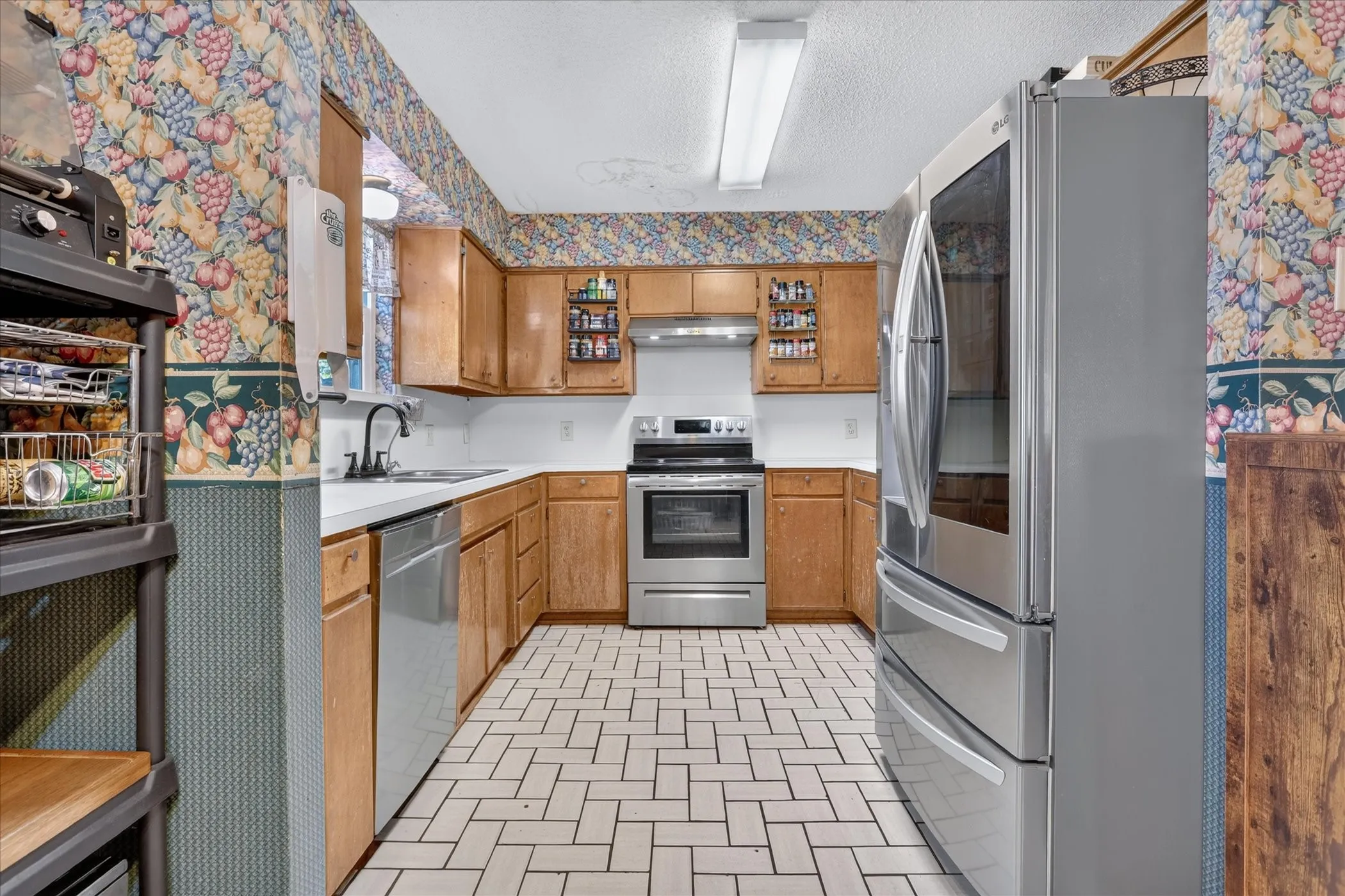 Single Family Residence For Sale in Parker County , 416 Cedarwood Street, Azle, Texas 76020, 3 Bedroom, 2 Bathroom, 2 Garage spaces, 1,947 Sqft, built in 1986, mls#21408628, Real Estate Agent in Azle, Homes For Sale in Parker county, Homes For Sale in Azle, Realtor in Azle Texas, Real Estate Brokerage Independent Realty Texas, Luminita Cordes Realtor