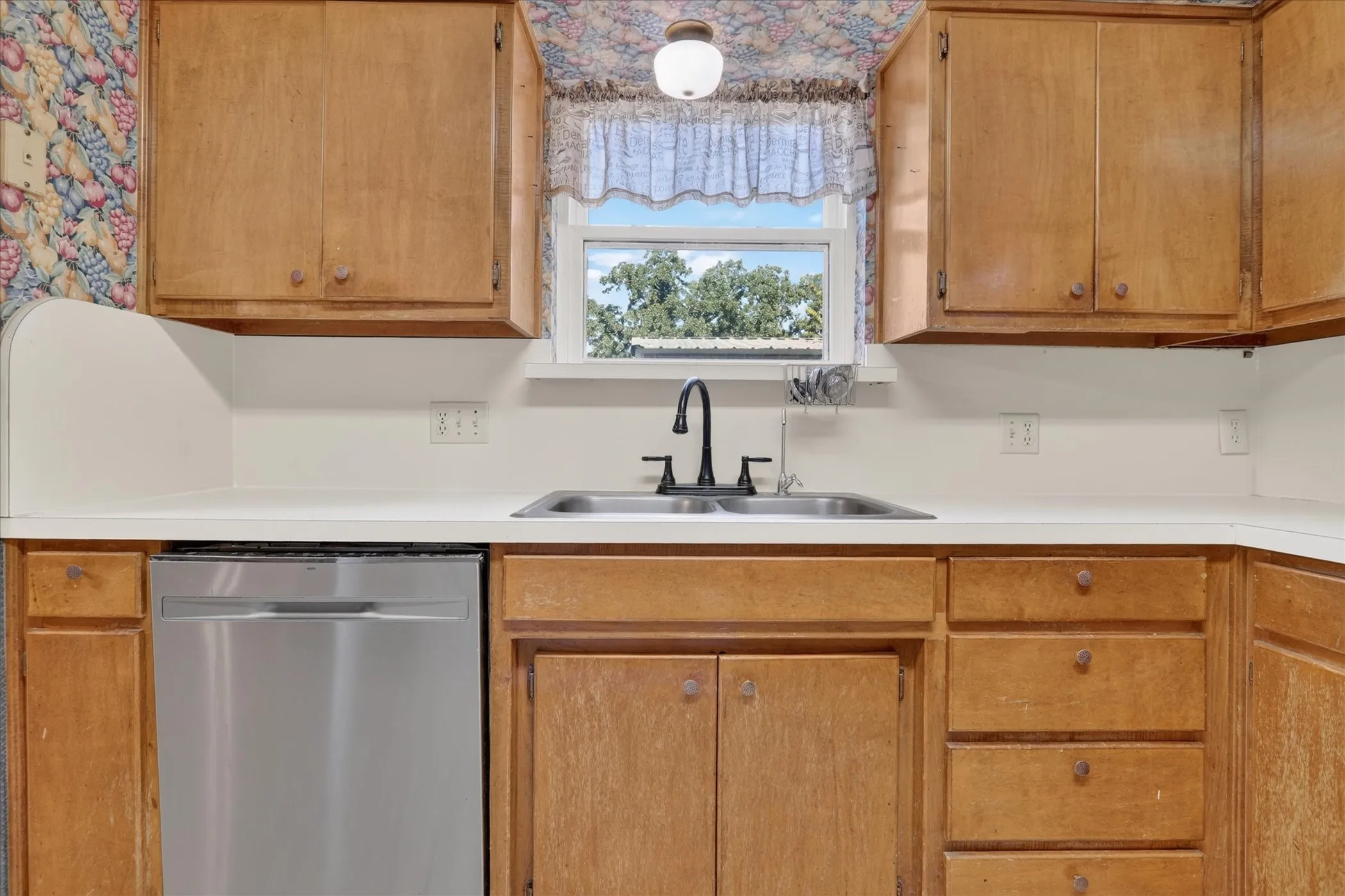 Single Family Residence For Sale in Parker County , 416 Cedarwood Street, Azle, Texas 76020, 3 Bedroom, 2 Bathroom, 2 Garage spaces, 1,947 Sqft, built in 1986, mls#21408628, Real Estate Agent in Azle, Homes For Sale in Parker county, Homes For Sale in Azle, Realtor in Azle Texas, Real Estate Brokerage Independent Realty Texas, Luminita Cordes Realtor