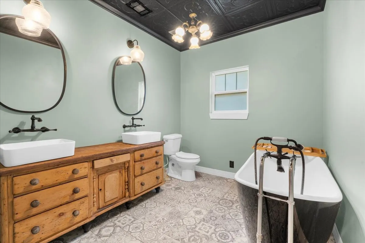 Single Family Residence For Sale in Navarro County , 1619 Sycamore Avenue, Corsicana, Texas 75110, 3 Bedroom, 2 Bathroom, 2 Garage spaces, 1,675 Sqft, built in 1945, mls#21408645, Real Estate Agent in Corsicana, Homes For Sale in Navarro county, Homes For Sale in Corsicana, Realtor in Corsicana Texas, Real Estate Brokerage Independent Realty Texas, Luminita Cordes Realtor