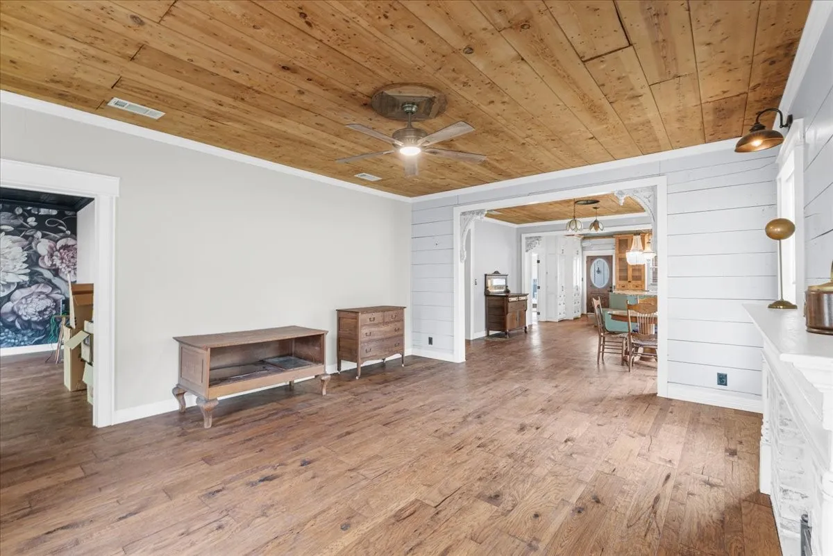 Single Family Residence For Sale in Navarro County , 1619 Sycamore Avenue, Corsicana, Texas 75110, 3 Bedroom, 2 Bathroom, 2 Garage spaces, 1,675 Sqft, built in 1945, mls#21408645, Real Estate Agent in Corsicana, Homes For Sale in Navarro county, Homes For Sale in Corsicana, Realtor in Corsicana Texas, Real Estate Brokerage Independent Realty Texas, Luminita Cordes Realtor