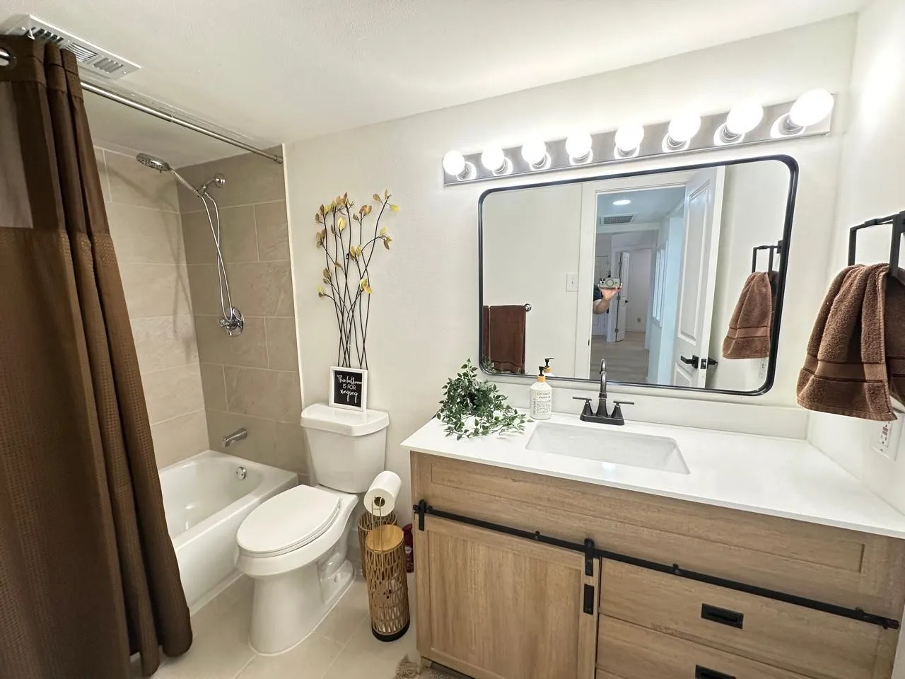 Condominium For Sale in Collin County , 18333 Roehampton Drive 322, Dallas, Texas 75252, 2 Bedroom, 1 Bathroom, Garage spaces, 737 Sqft, built in 1985, mls#21408640, Real Estate Agent in Dallas, Homes For Sale in Collin county, Homes For Sale in Dallas, Realtor in Dallas Texas, Real Estate Brokerage Independent Realty Texas, Luminita Cordes Realtor