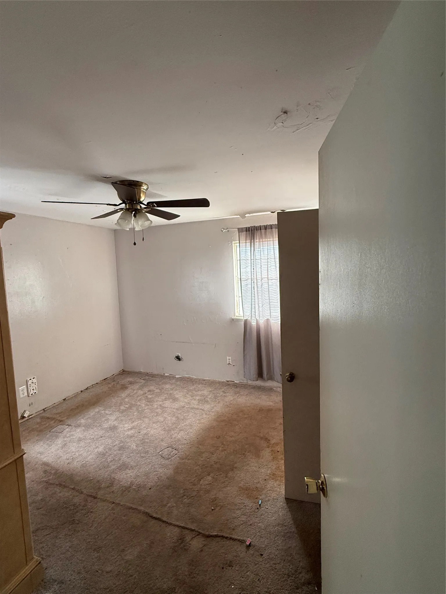 full bathroom in room