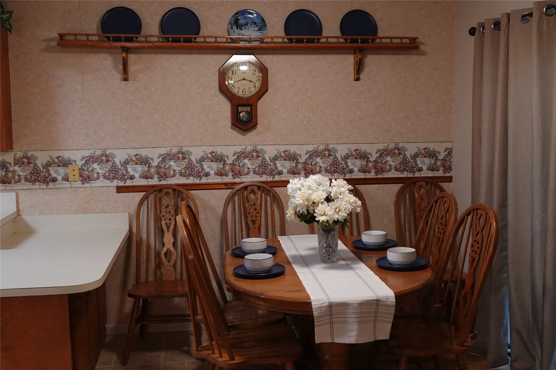 Built-in wall shelving with plate display
