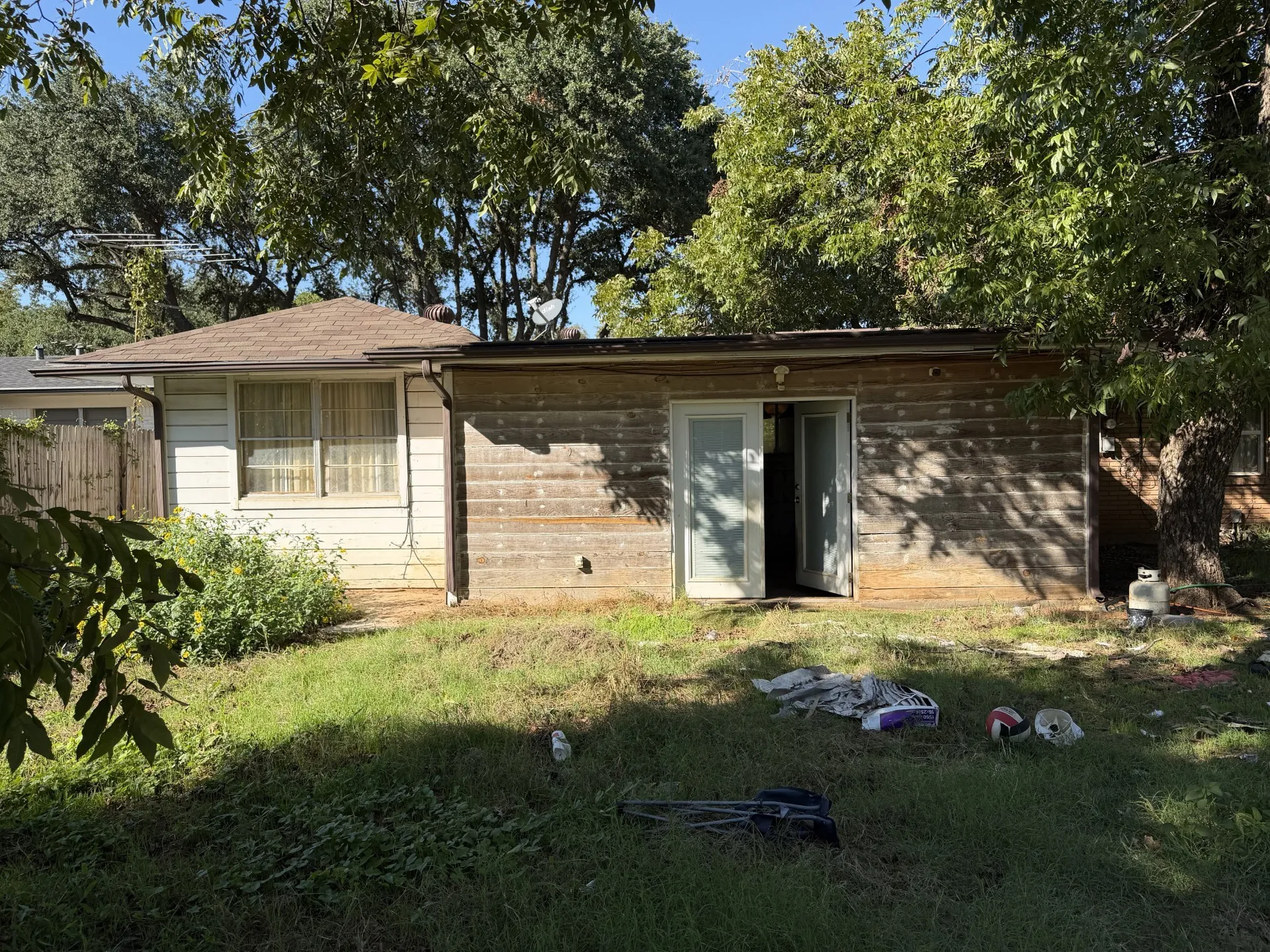 Single Family Residence For Sale in Tarrant County , 1202 W Tucker Boulevard, Arlington, Texas 76013, 3 Bedroom, 2 Bathroom, 2 Garage spaces, 1,612 Sqft, built in 1955, mls#21407687, Real Estate Agent in Arlington, Homes For Sale in Tarrant county, Homes For Sale in Arlington, Realtor in Arlington Texas, Real Estate Brokerage Independent Realty Texas, Luminita Cordes Realtor
