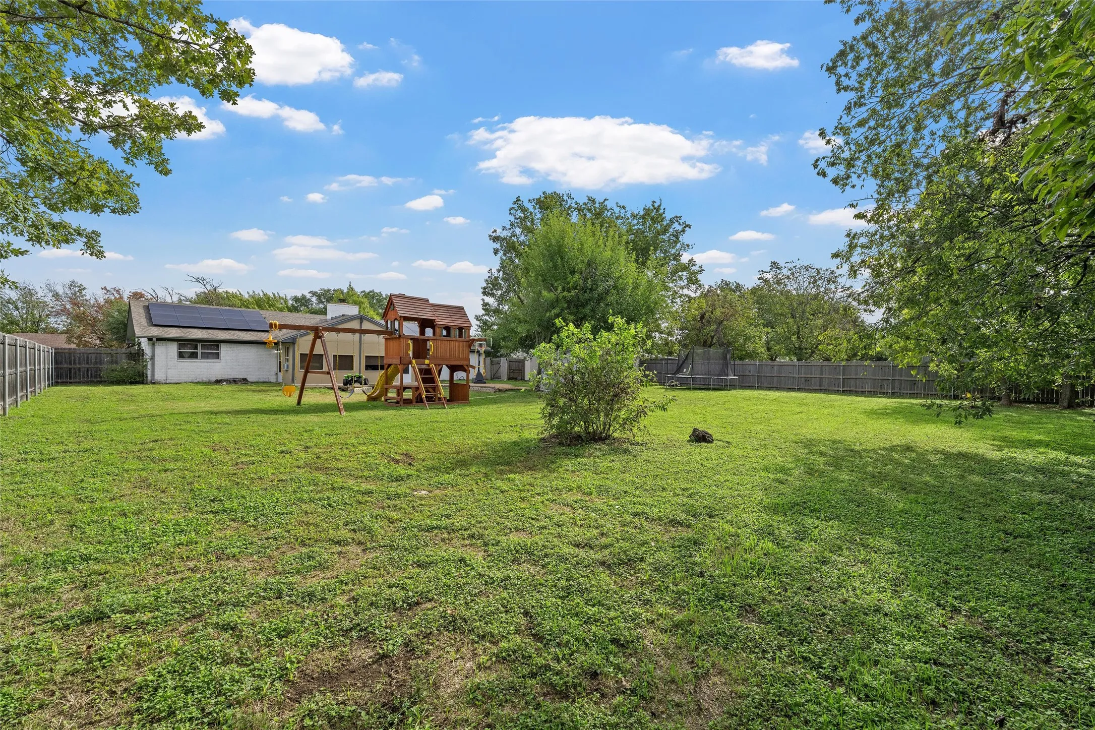 Single Family Residence For Rent in Mc Lennan County , 129 Texas Avenue, Hewitt, Texas 76643, 4 Bedroom, 2 Bathroom, Garage spaces, 2,148 Sqft, built in 1976, mls#21408653, Real Estate Agent in Hewitt, Homes For Rent in Mc Lennan county, Homes For Rent in Hewitt, Realtor in Hewitt Texas, Real Estate Brokerage Independent Realty Texas, Luminita Cordes Realtor