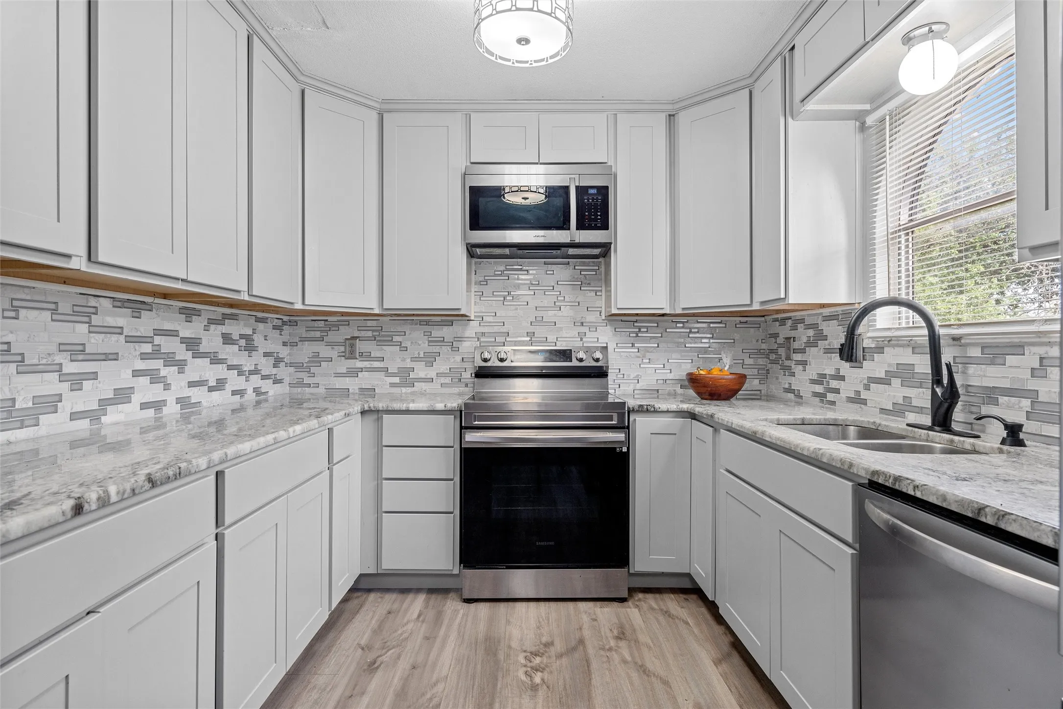 Single Family Residence For Rent in Mc Lennan County , 129 Texas Avenue, Hewitt, Texas 76643, 4 Bedroom, 2 Bathroom, Garage spaces, 2,148 Sqft, built in 1976, mls#21408653, Real Estate Agent in Hewitt, Homes For Rent in Mc Lennan county, Homes For Rent in Hewitt, Realtor in Hewitt Texas, Real Estate Brokerage Independent Realty Texas, Luminita Cordes Realtor
