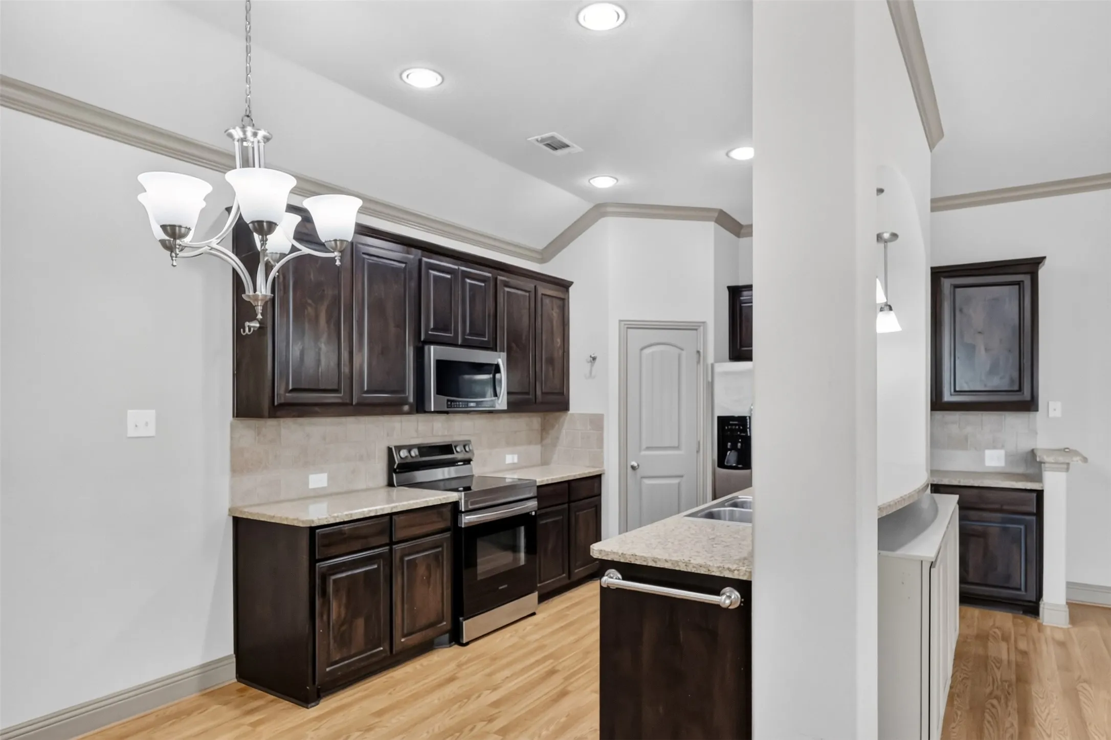 KITCHEN WITH STAINLESS STEEL APPLIANCES