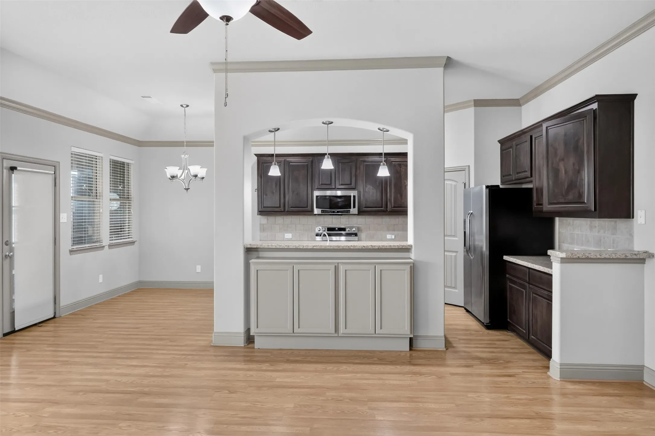 VIEW OF THE KITCHEN AND BREAKFAST AREA