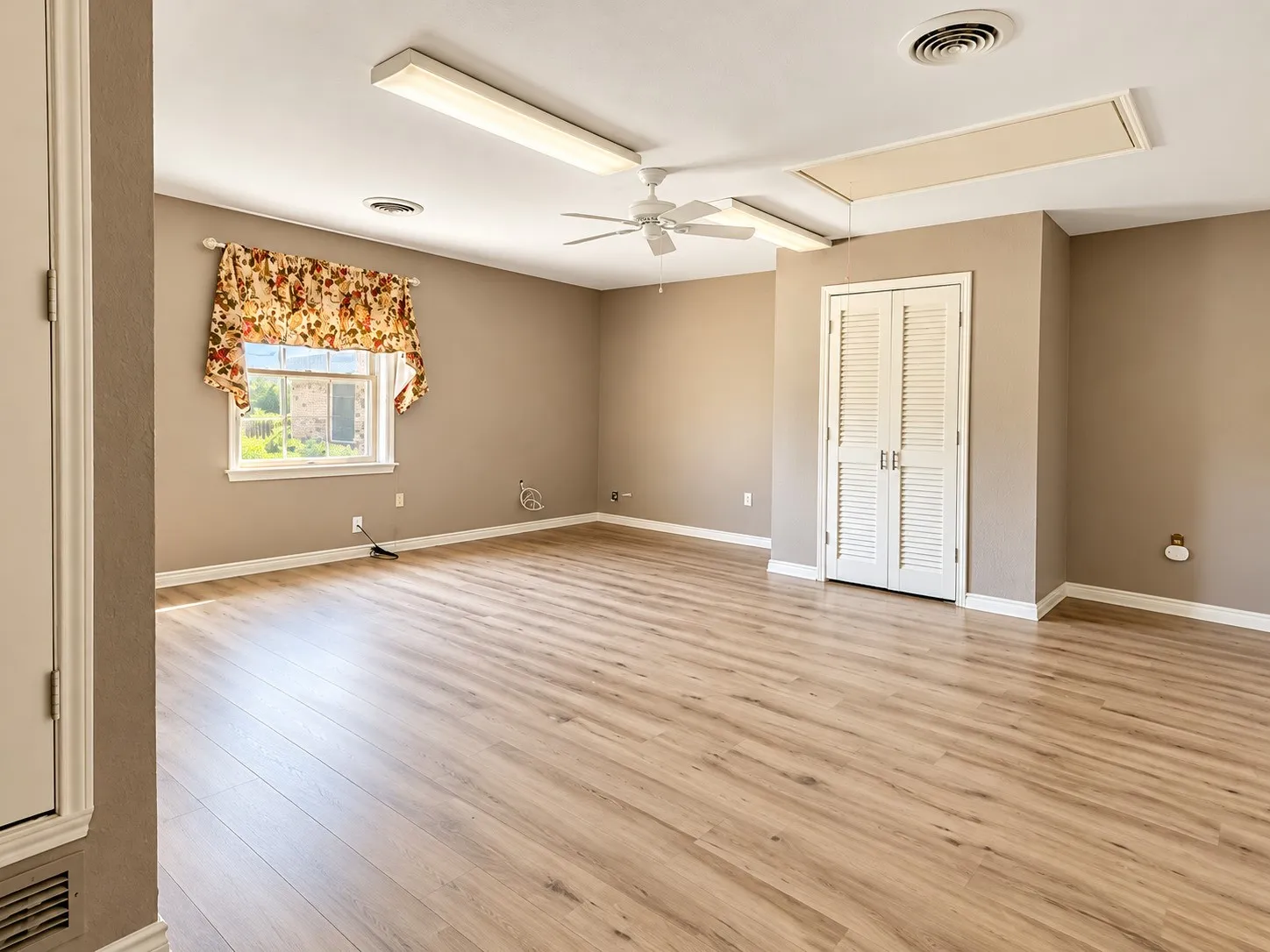 Single Family Residence For Rent in Collin County , 8560 County Road 513, Anna, Texas 75409, 5 Bedroom, 6 Bathroom, Garage spaces, 3,585 Sqft, built in 1983, mls#21408631, Real Estate Agent in Anna, Homes For Rent in Collin county, Homes For Rent in Anna, Realtor in Anna Texas, Real Estate Brokerage Independent Realty Texas, Luminita Cordes Realtor