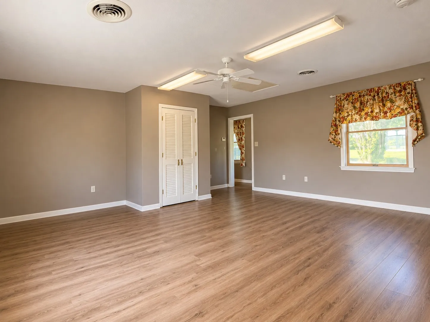 Single Family Residence For Rent in Collin County , 8560 County Road 513, Anna, Texas 75409, 5 Bedroom, 6 Bathroom, Garage spaces, 3,585 Sqft, built in 1983, mls#21408631, Real Estate Agent in Anna, Homes For Rent in Collin county, Homes For Rent in Anna, Realtor in Anna Texas, Real Estate Brokerage Independent Realty Texas, Luminita Cordes Realtor