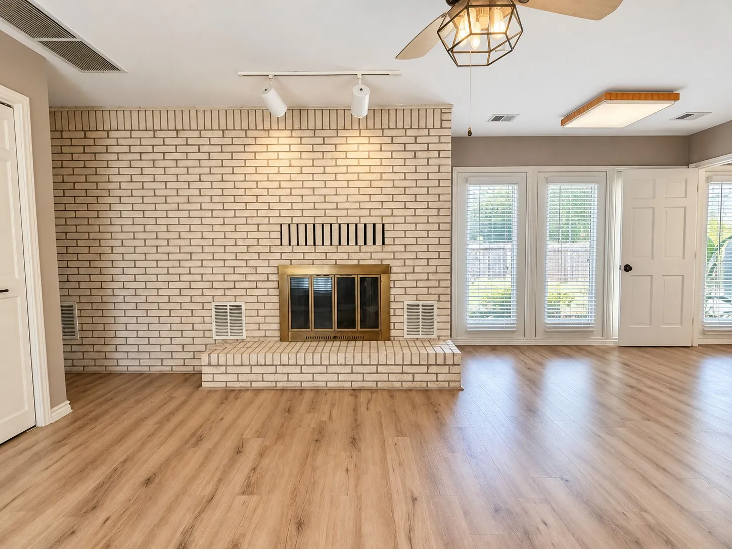 Single Family Residence For Rent in Collin County , 8560 County Road 513, Anna, Texas 75409, 5 Bedroom, 6 Bathroom, Garage spaces, 3,585 Sqft, built in 1983, mls#21408631, Real Estate Agent in Anna, Homes For Rent in Collin county, Homes For Rent in Anna, Realtor in Anna Texas, Real Estate Brokerage Independent Realty Texas, Luminita Cordes Realtor