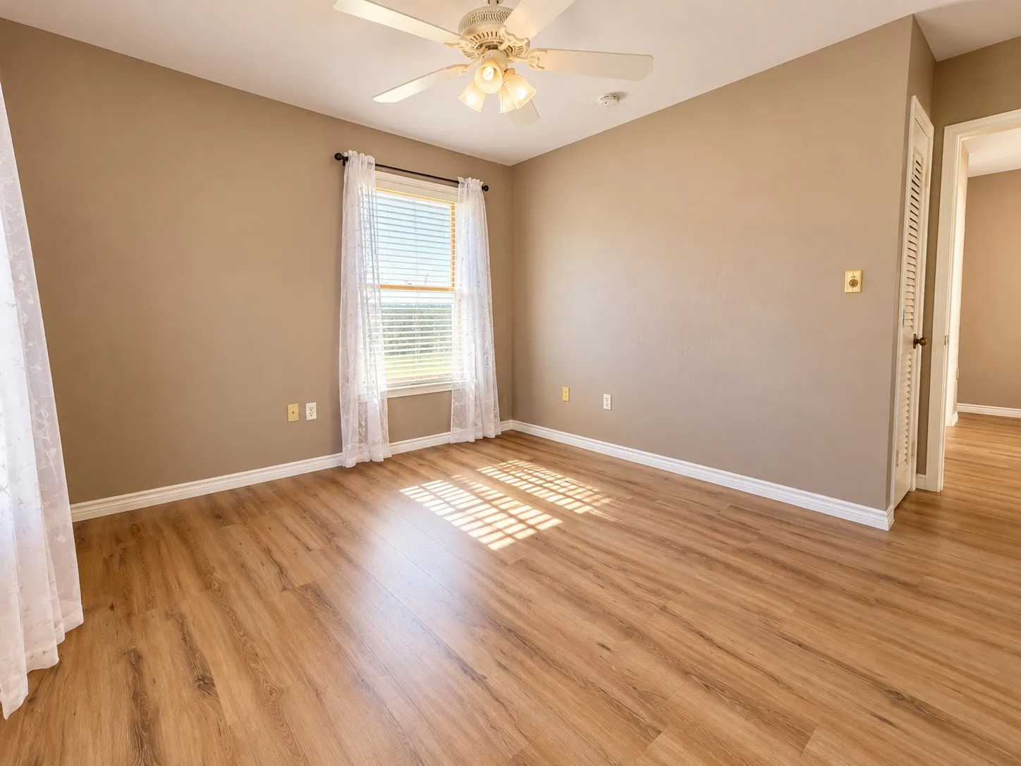 Single Family Residence For Rent in Collin County , 8560 County Road 513, Anna, Texas 75409, 5 Bedroom, 6 Bathroom, Garage spaces, 3,585 Sqft, built in 1983, mls#21408631, Real Estate Agent in Anna, Homes For Rent in Collin county, Homes For Rent in Anna, Realtor in Anna Texas, Real Estate Brokerage Independent Realty Texas, Luminita Cordes Realtor
