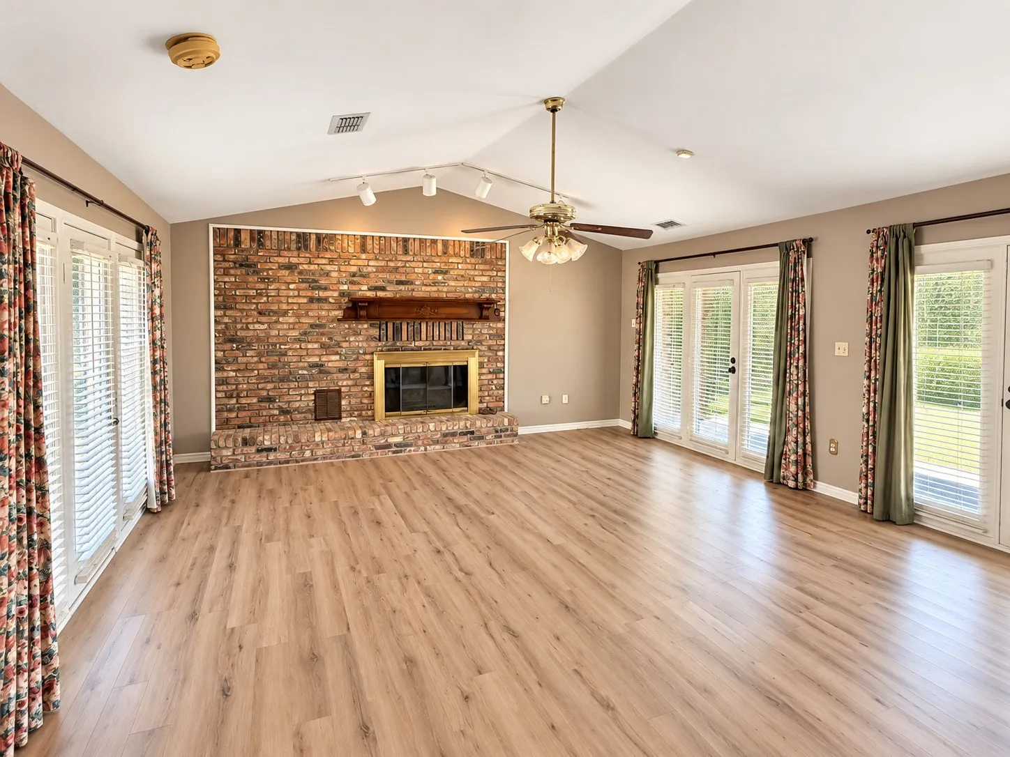Single Family Residence For Rent in Collin County , 8560 County Road 513, Anna, Texas 75409, 5 Bedroom, 6 Bathroom, Garage spaces, 3,585 Sqft, built in 1983, mls#21408631, Real Estate Agent in Anna, Homes For Rent in Collin county, Homes For Rent in Anna, Realtor in Anna Texas, Real Estate Brokerage Independent Realty Texas, Luminita Cordes Realtor