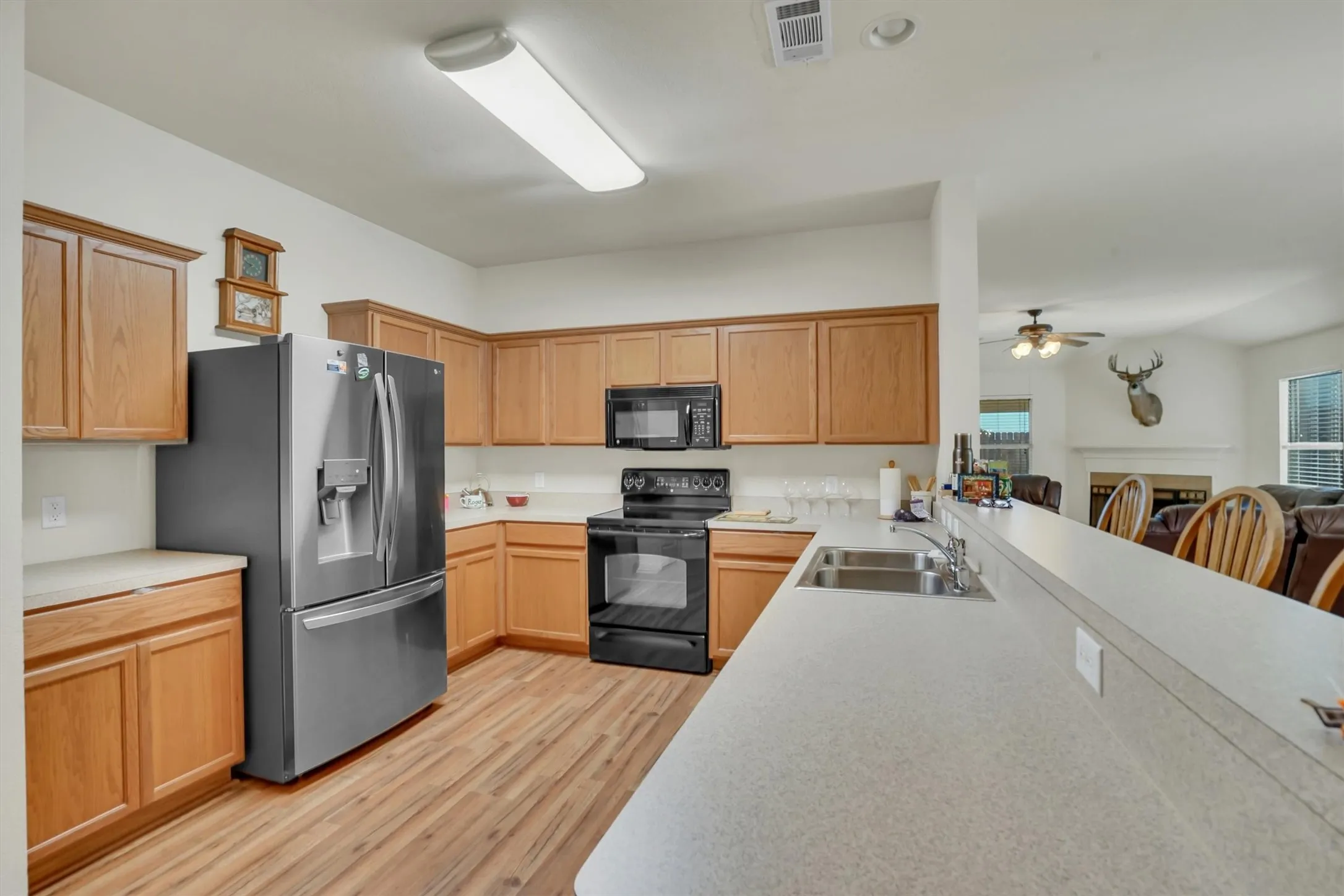 Single Family Residence For Sale in Ellis County , 102 Running Deer Lane, Waxahachie, Texas 75165, 3 Bedroom, 2 Bathroom, 2 Garage spaces, 1,746 Sqft, built in 2005, mls#21405953, Real Estate Agent in Waxahachie, Homes For Sale in Ellis county, Homes For Sale in Waxahachie, Realtor in Waxahachie Texas, Real Estate Brokerage Independent Realty Texas, Luminita Cordes Realtor