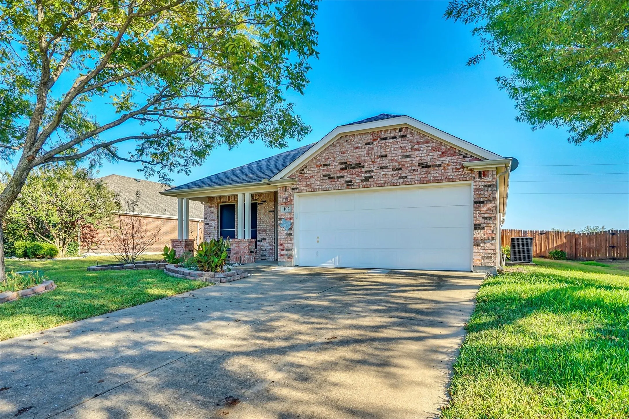Single Family Residence For Sale in Ellis County , 102 Running Deer Lane, Waxahachie, Texas 75165, 3 Bedroom, 2 Bathroom, 2 Garage spaces, 1,746 Sqft, built in 2005, mls#21405953, Real Estate Agent in Waxahachie, Homes For Sale in Ellis county, Homes For Sale in Waxahachie, Realtor in Waxahachie Texas, Real Estate Brokerage Independent Realty Texas, Luminita Cordes Realtor