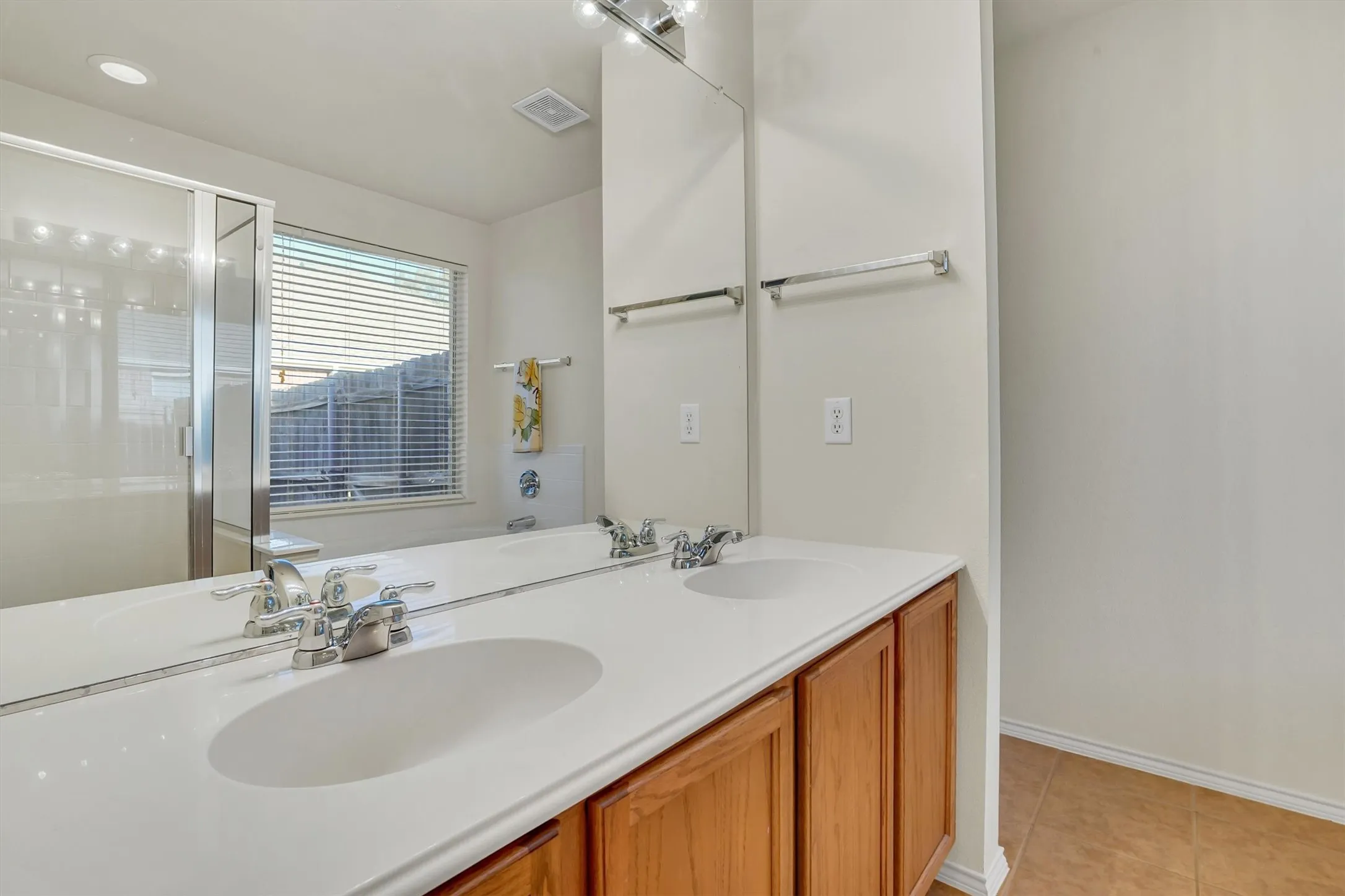 Single Family Residence For Sale in Ellis County , 102 Running Deer Lane, Waxahachie, Texas 75165, 3 Bedroom, 2 Bathroom, 2 Garage spaces, 1,746 Sqft, built in 2005, mls#21405953, Real Estate Agent in Waxahachie, Homes For Sale in Ellis county, Homes For Sale in Waxahachie, Realtor in Waxahachie Texas, Real Estate Brokerage Independent Realty Texas, Luminita Cordes Realtor