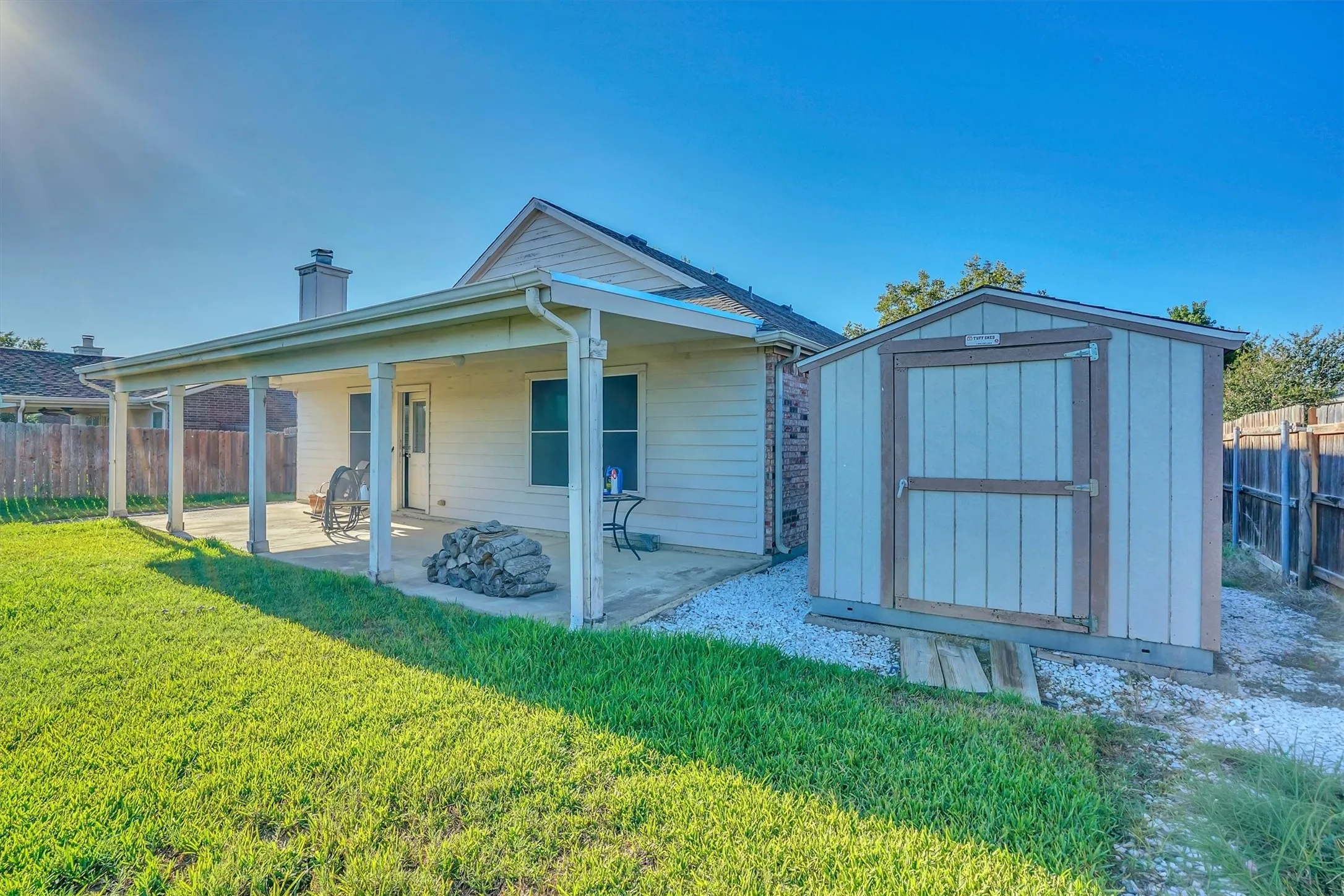 Single Family Residence For Sale in Ellis County , 102 Running Deer Lane, Waxahachie, Texas 75165, 3 Bedroom, 2 Bathroom, 2 Garage spaces, 1,746 Sqft, built in 2005, mls#21405953, Real Estate Agent in Waxahachie, Homes For Sale in Ellis county, Homes For Sale in Waxahachie, Realtor in Waxahachie Texas, Real Estate Brokerage Independent Realty Texas, Luminita Cordes Realtor