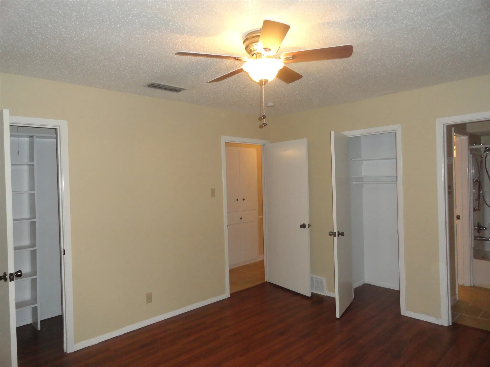 Single Family Residence For Rent in Dallas County , 1809 Santa Clara Court, Grand Prairie, Texas 75051, 4 Bedroom, 2 Bathroom, 2 Garage spaces, 1,524 Sqft, built in 1968, mls#21408661, Real Estate Agent in Grand Prairie, Homes For Rent in Dallas county, Homes For Rent in Grand Prairie, Realtor in Grand Prairie Texas, Real Estate Brokerage Independent Realty Texas, Luminita Cordes Realtor