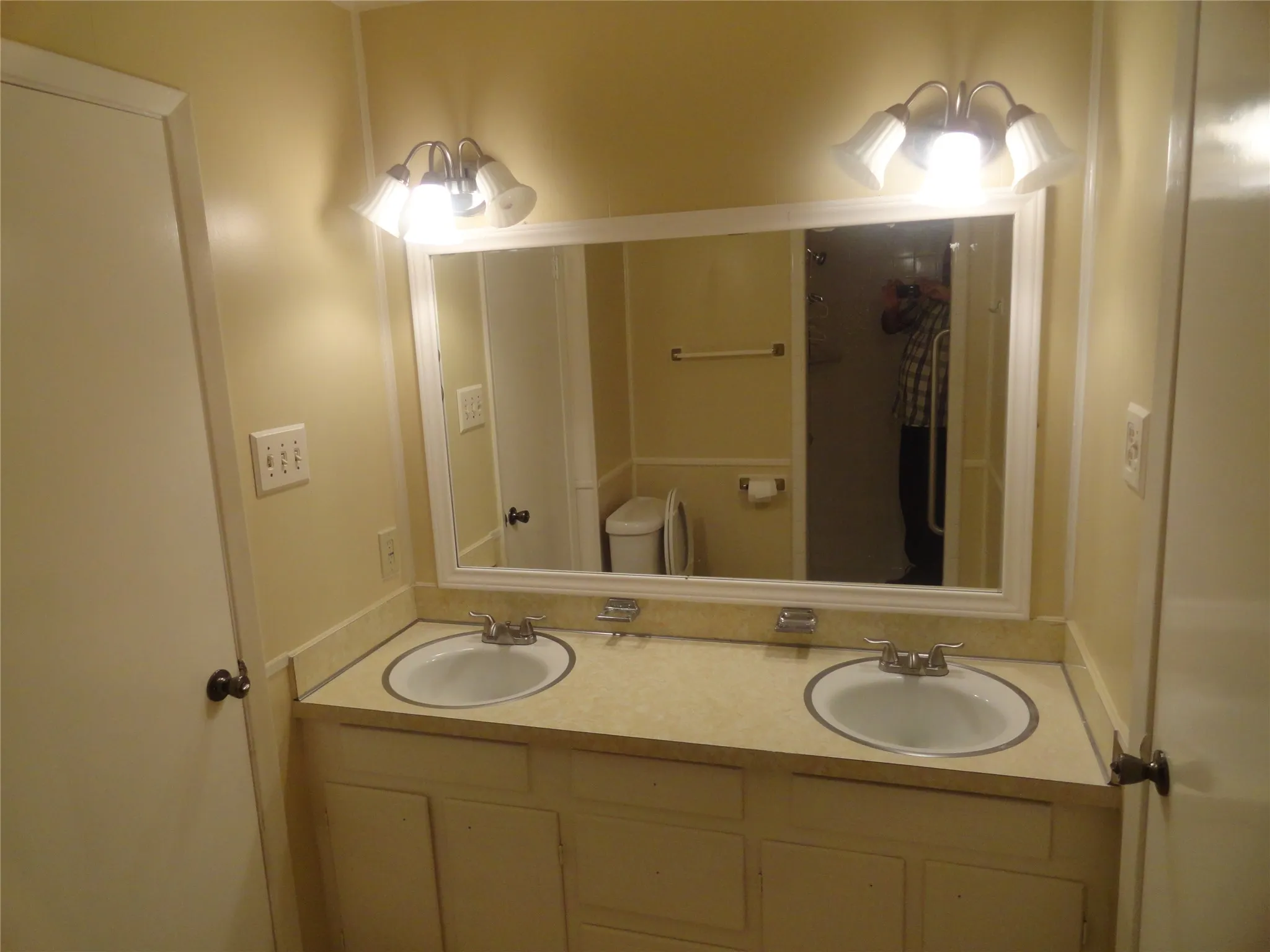 Single Family Residence For Rent in Dallas County , 1809 Santa Clara Court, Grand Prairie, Texas 75051, 4 Bedroom, 2 Bathroom, 2 Garage spaces, 1,524 Sqft, built in 1968, mls#21408661, Real Estate Agent in Grand Prairie, Homes For Rent in Dallas county, Homes For Rent in Grand Prairie, Realtor in Grand Prairie Texas, Real Estate Brokerage Independent Realty Texas, Luminita Cordes Realtor