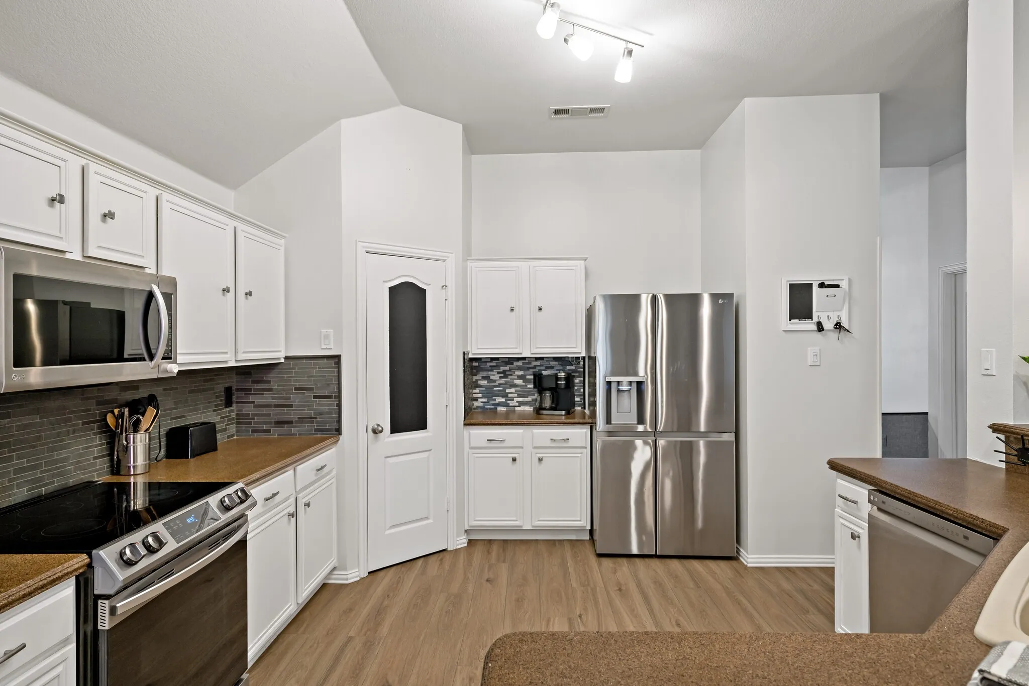 Single Family Residence For Sale in Denton County , 4408 Spanish Oak Circle, Corinth, Texas 76208, 4 Bedroom, 2 Bathroom, 2 Garage spaces, 2,231 Sqft, built in 1998, mls#21408588, Real Estate Agent in Corinth, Homes For Sale in Denton county, Homes For Sale in Corinth, Realtor in Corinth Texas, Real Estate Brokerage Independent Realty Texas, Luminita Cordes Realtor